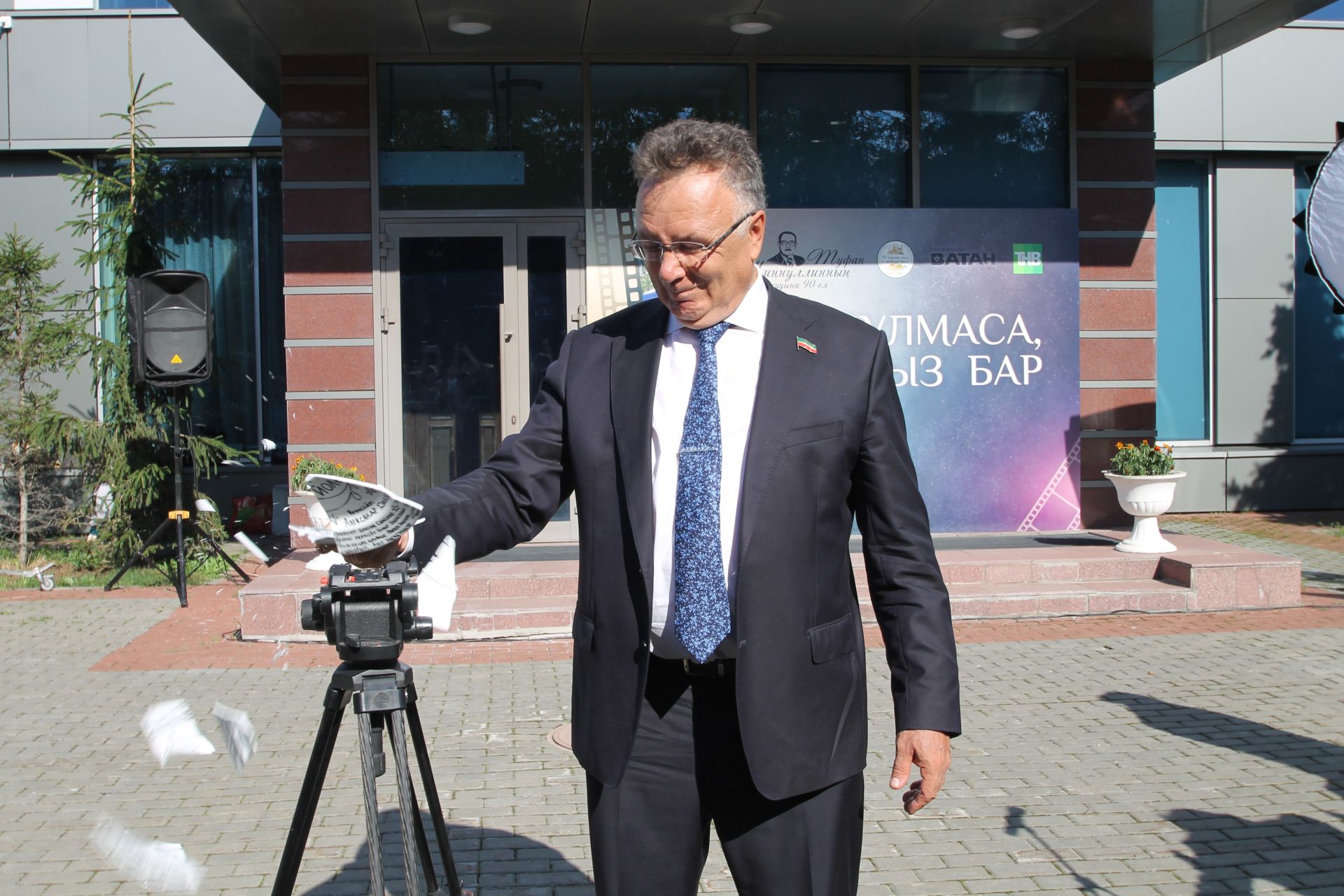 "Ай булмаса, йолдыз бар" әсәре буенча яңа телесериал төшерү уңаеннан тәлинкә вату