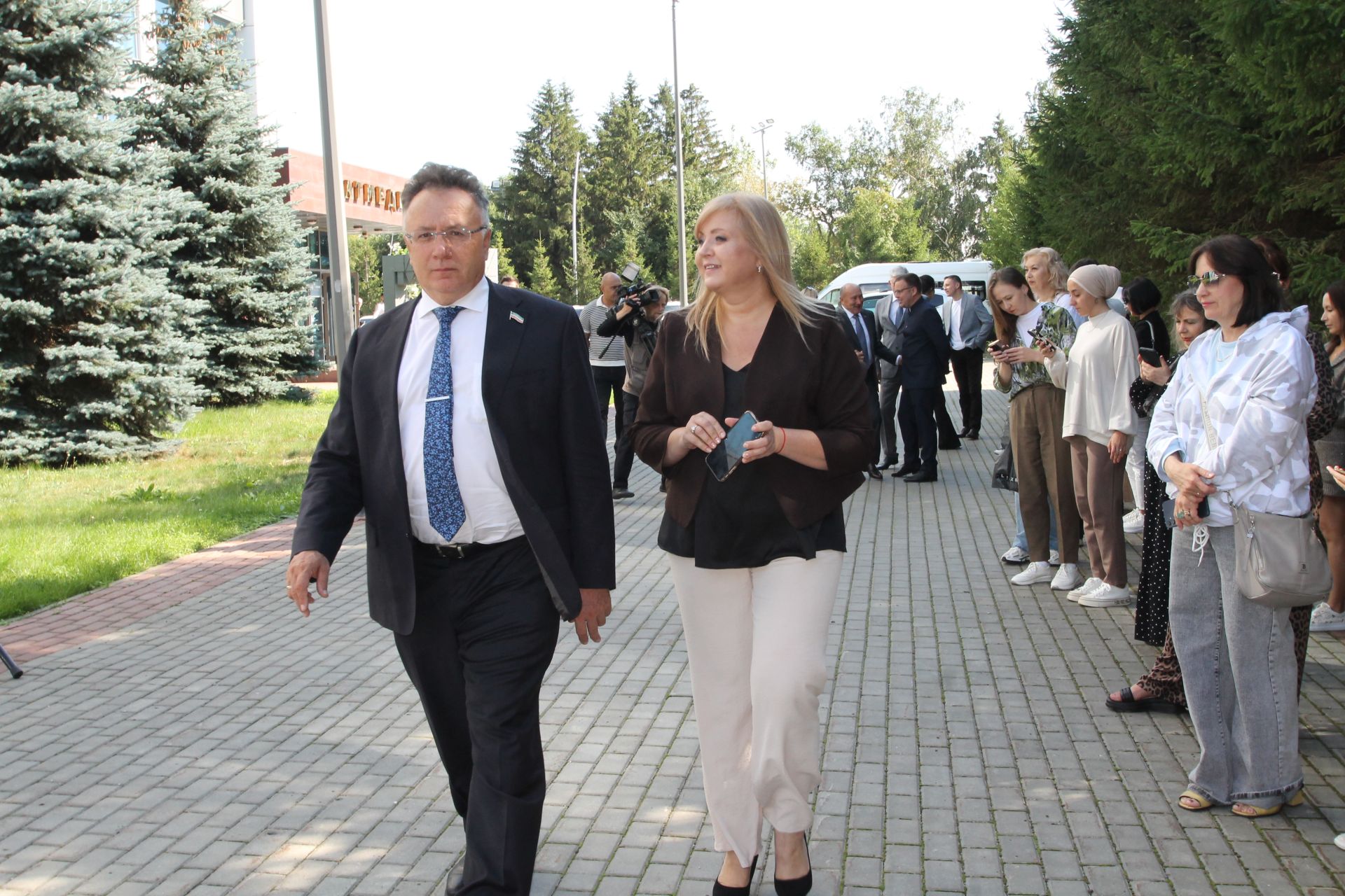 "Ай булмаса, йолдыз бар" әсәре буенча яңа телесериал төшерү уңаеннан тәлинкә вату