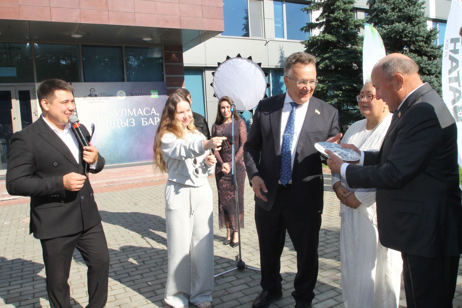 "Ай булмаса, йолдыз бар" әсәре буенча яңа телесериал төшерү уңаеннан тәлинкә вату