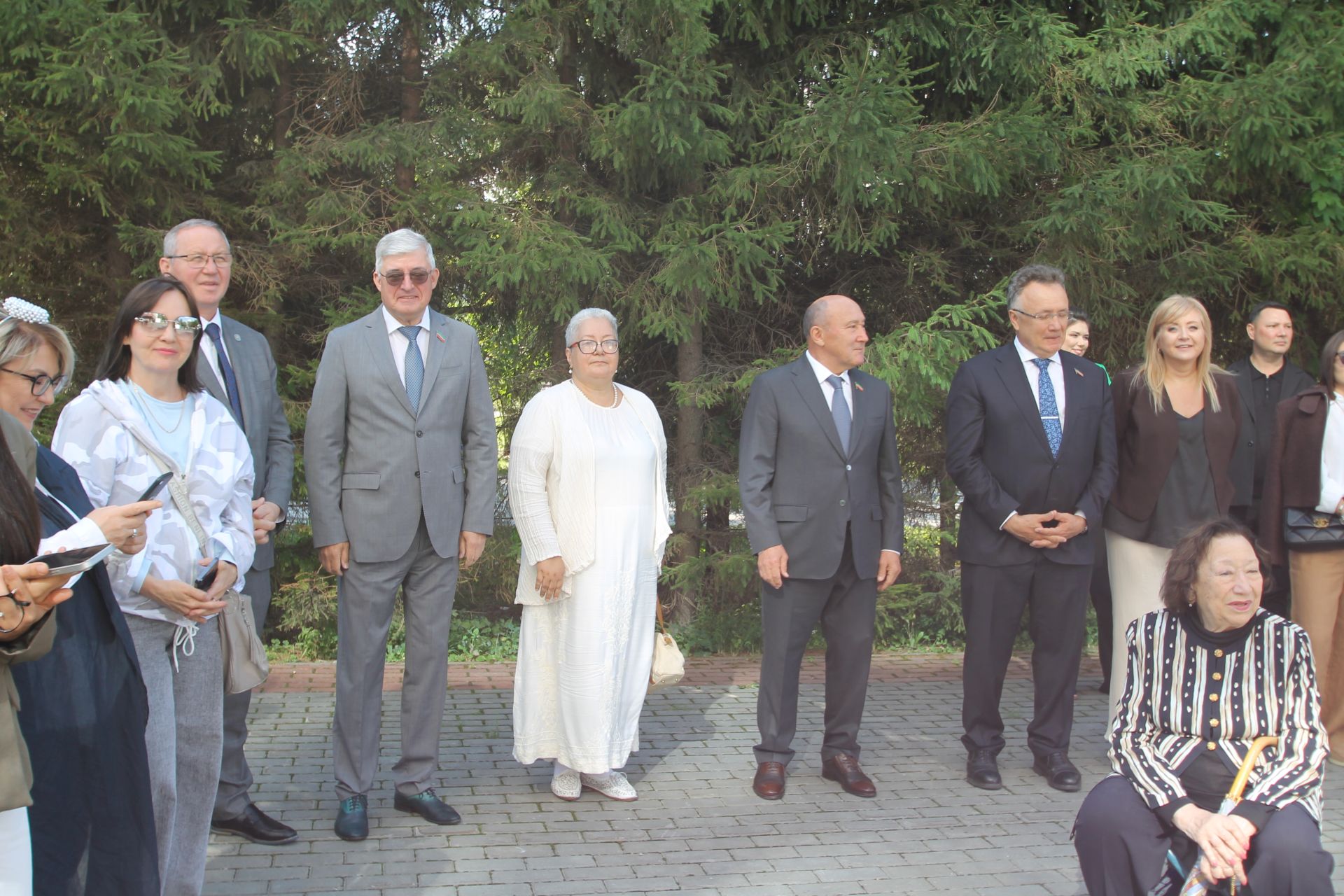 "Ай булмаса, йолдыз бар" әсәре буенча яңа телесериал төшерү уңаеннан тәлинкә вату
