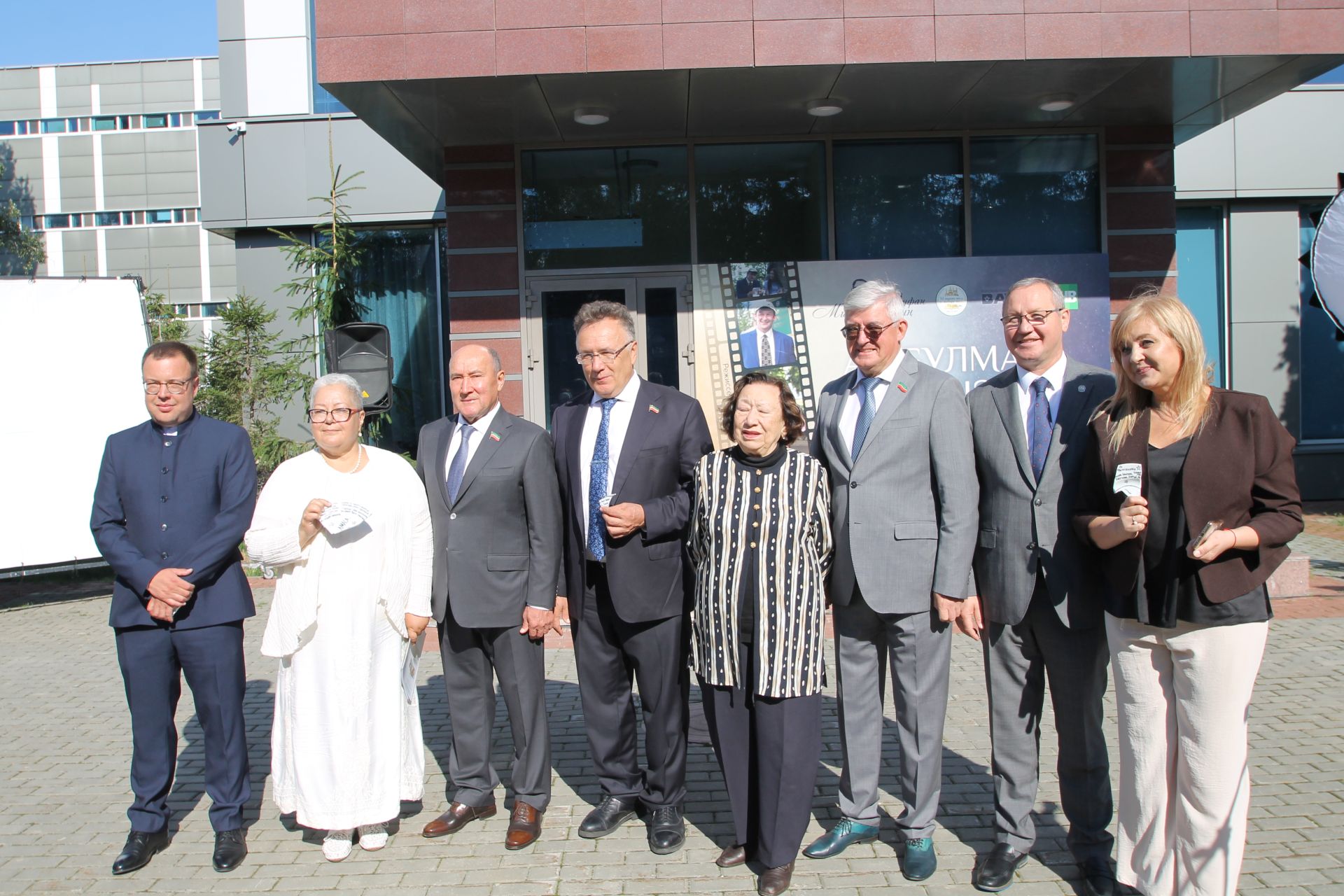 "Ай булмаса, йолдыз бар" әсәре буенча яңа телесериал төшерү уңаеннан тәлинкә вату