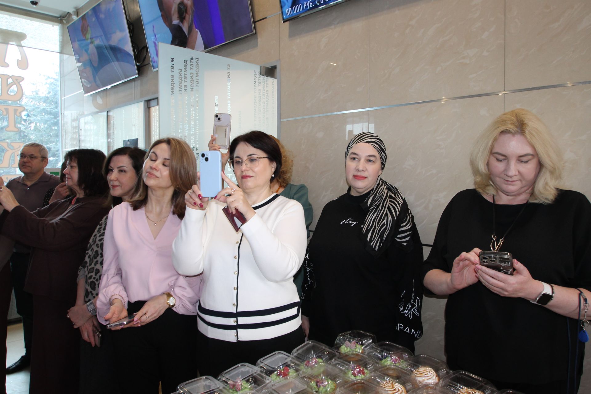 «Татмедиа» АҖ ир-егетләре гүзәл затларны 8 март белән котлады.