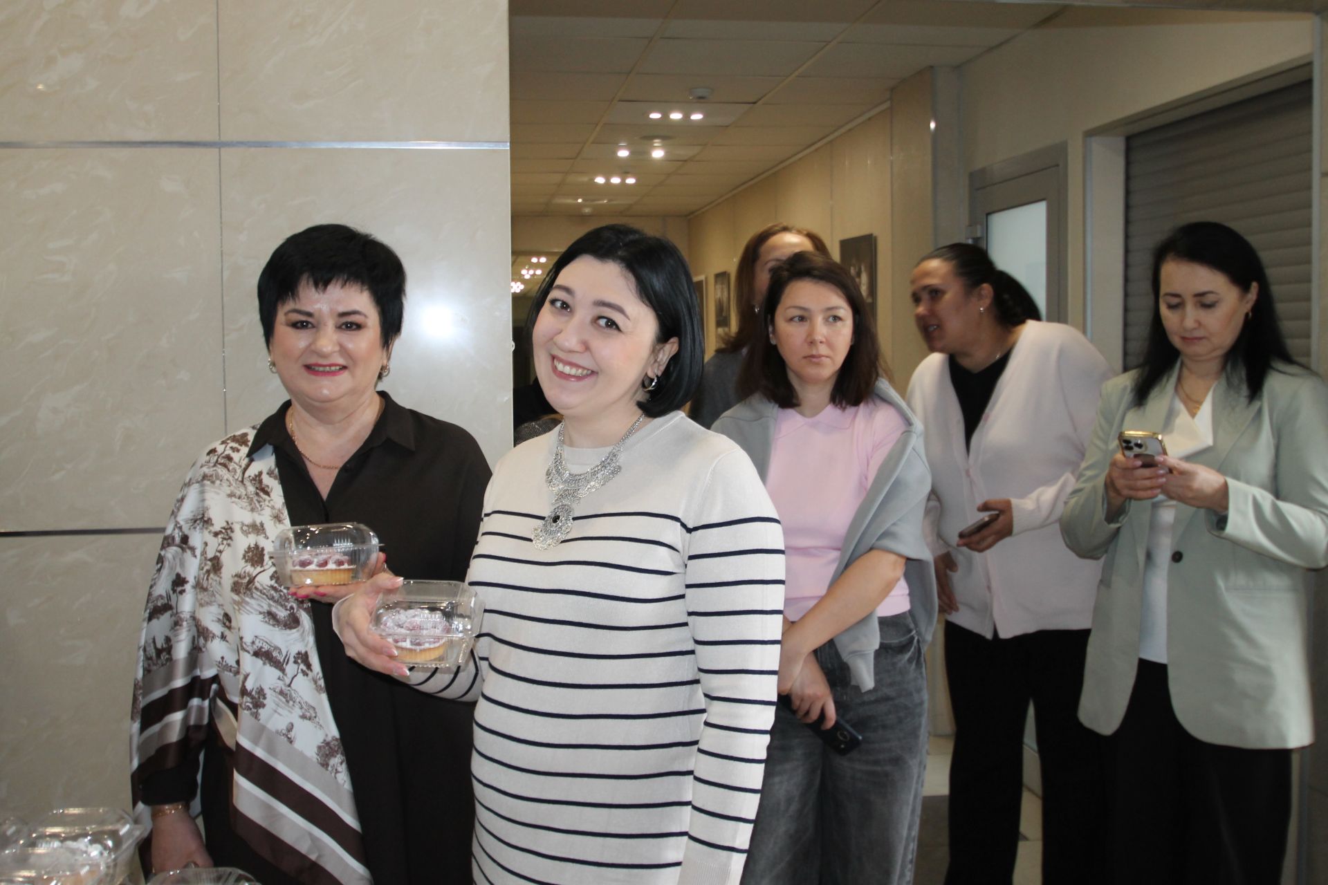 «Татмедиа» АҖ ир-егетләре гүзәл затларны 8 март белән котлады.