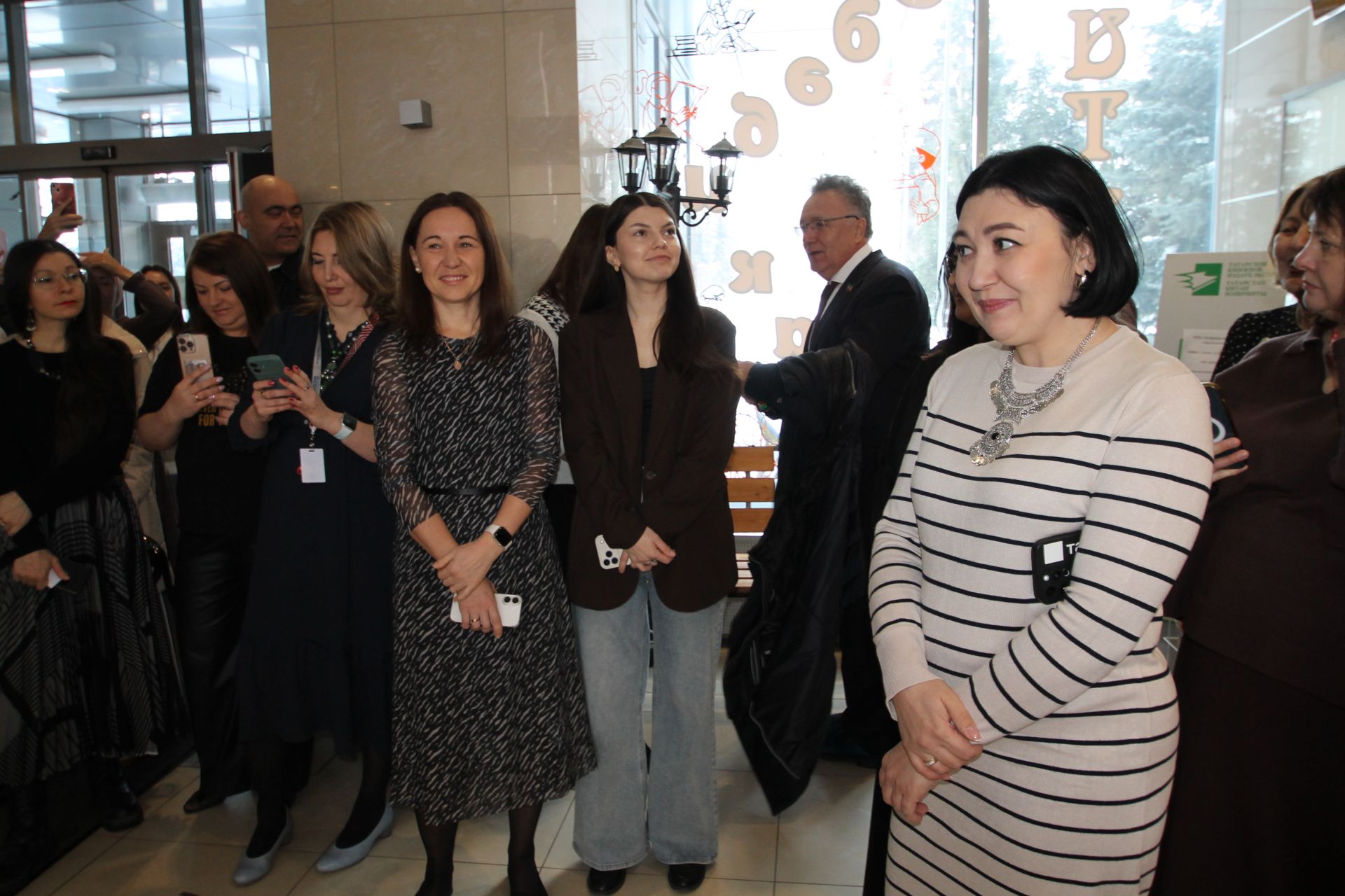 «Татмедиа» АҖ ир-егетләре гүзәл затларны 8 март белән котлады.