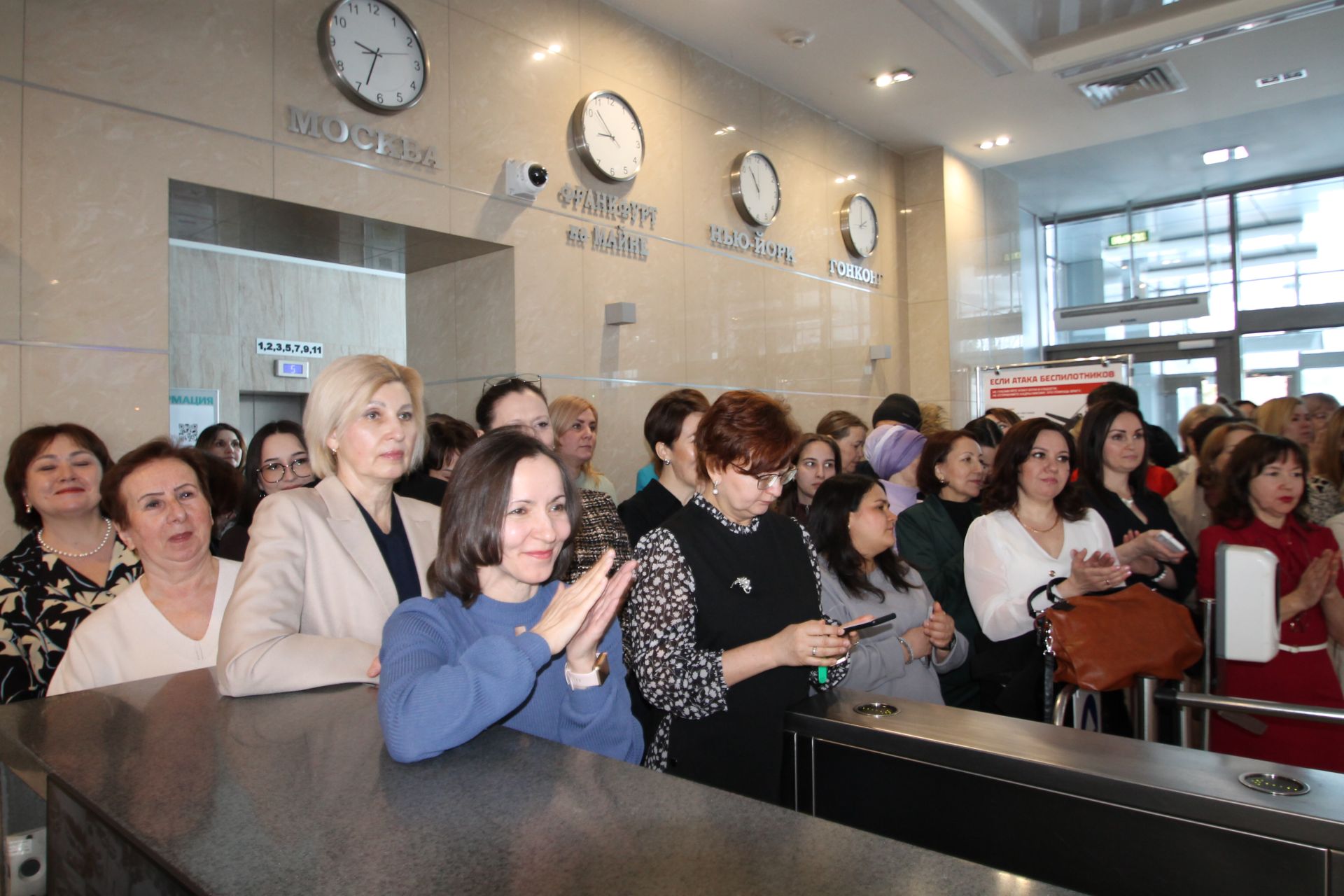 «Татмедиа» АҖ ир-егетләре гүзәл затларны 8 март белән котлады.