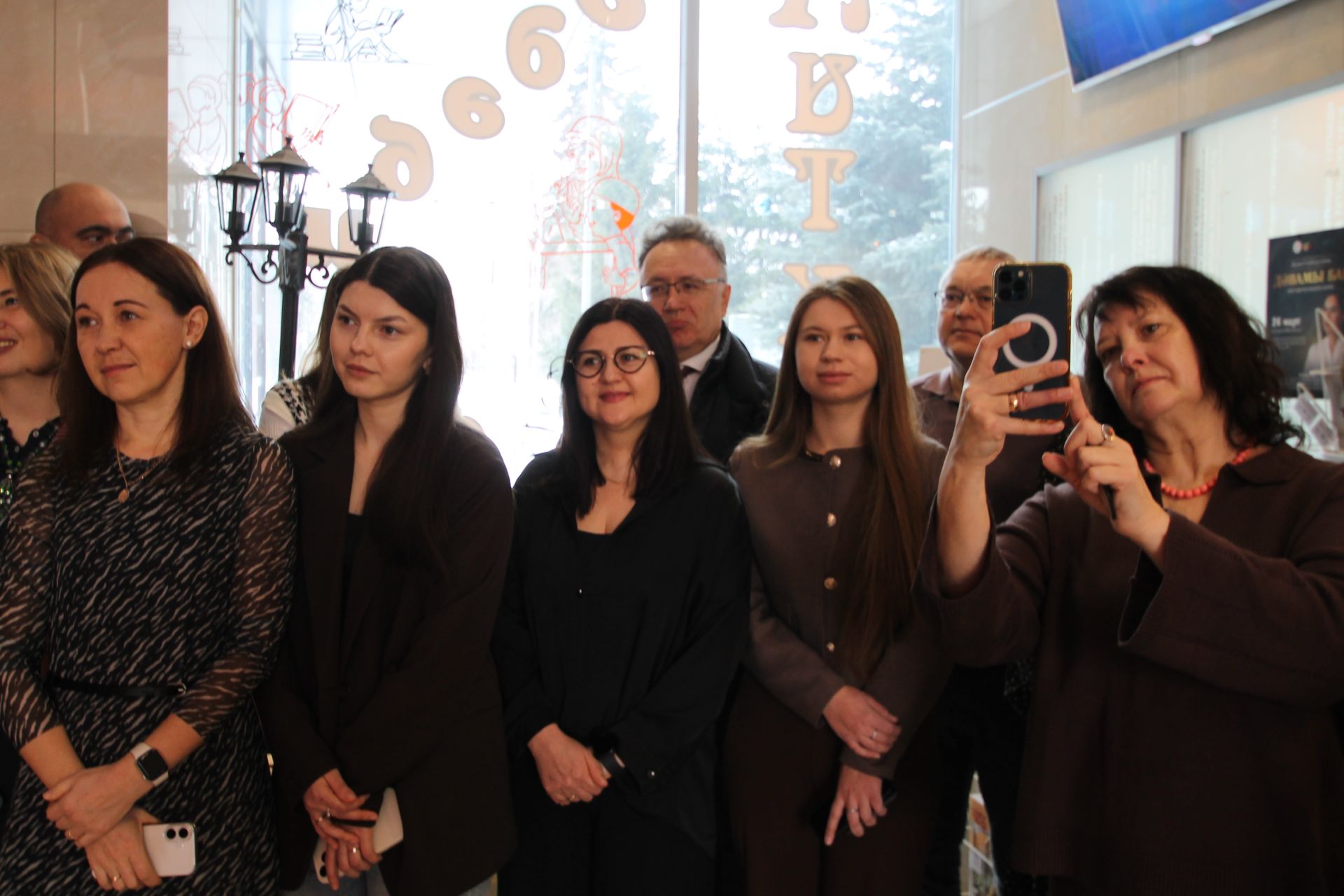 «Татмедиа» АҖ ир-егетләре гүзәл затларны 8 март белән котлады.