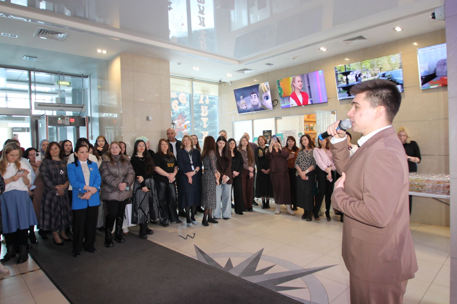 «Татмедиа» АҖ ир-егетләре гүзәл затларны 8 март белән котлады.