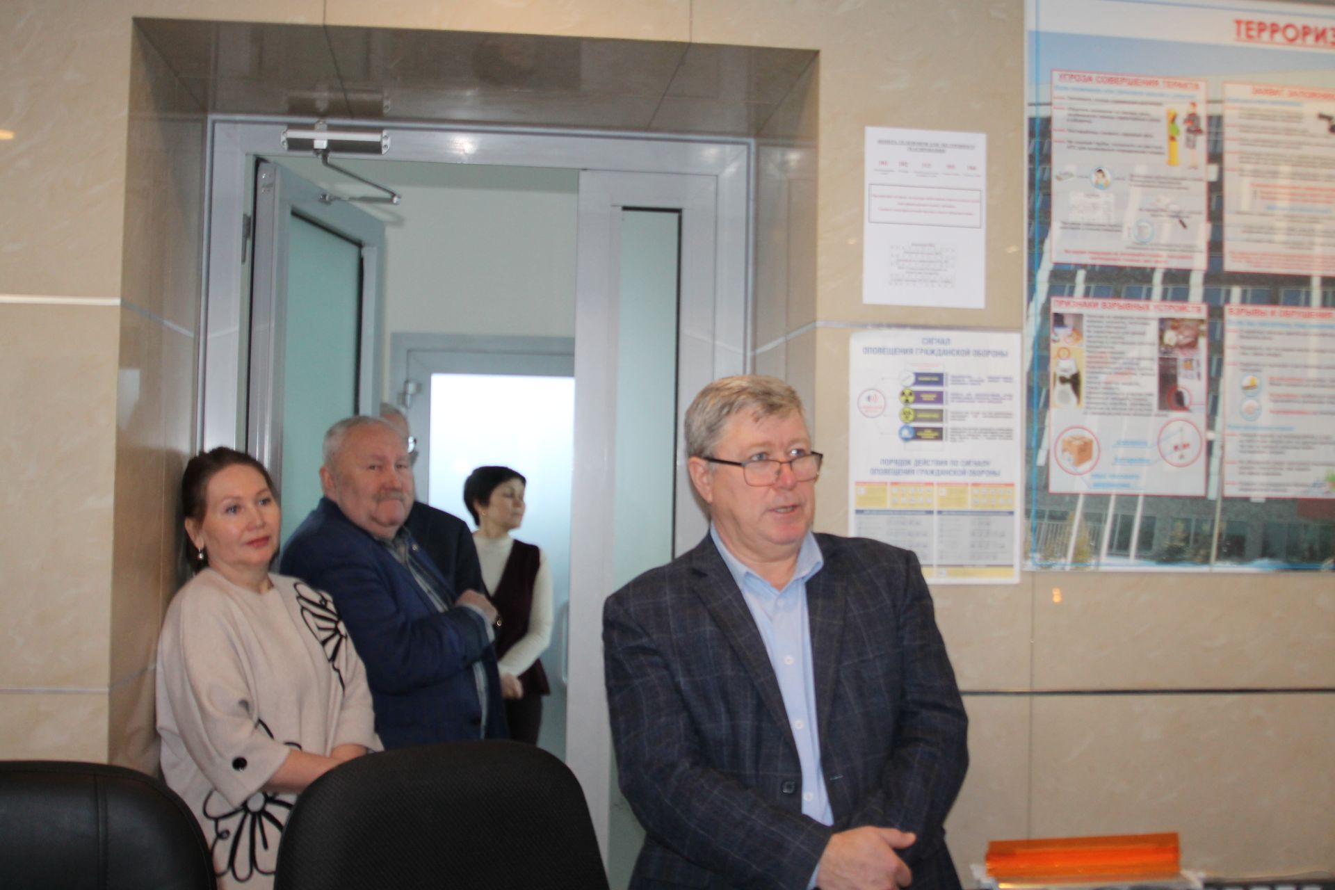 «Татмедиа» АҖ ир-егетләре гүзәл затларны 8 март белән котлады.