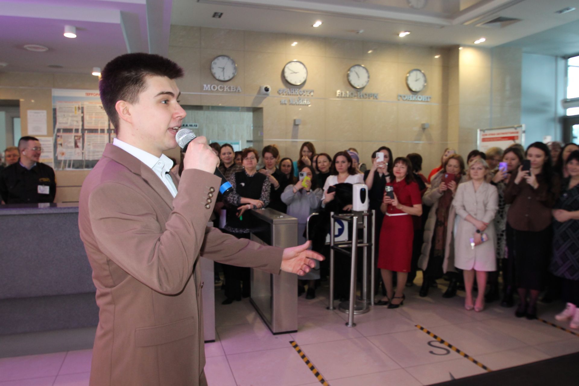 «Татмедиа» АҖ ир-егетләре гүзәл затларны 8 март белән котлады.