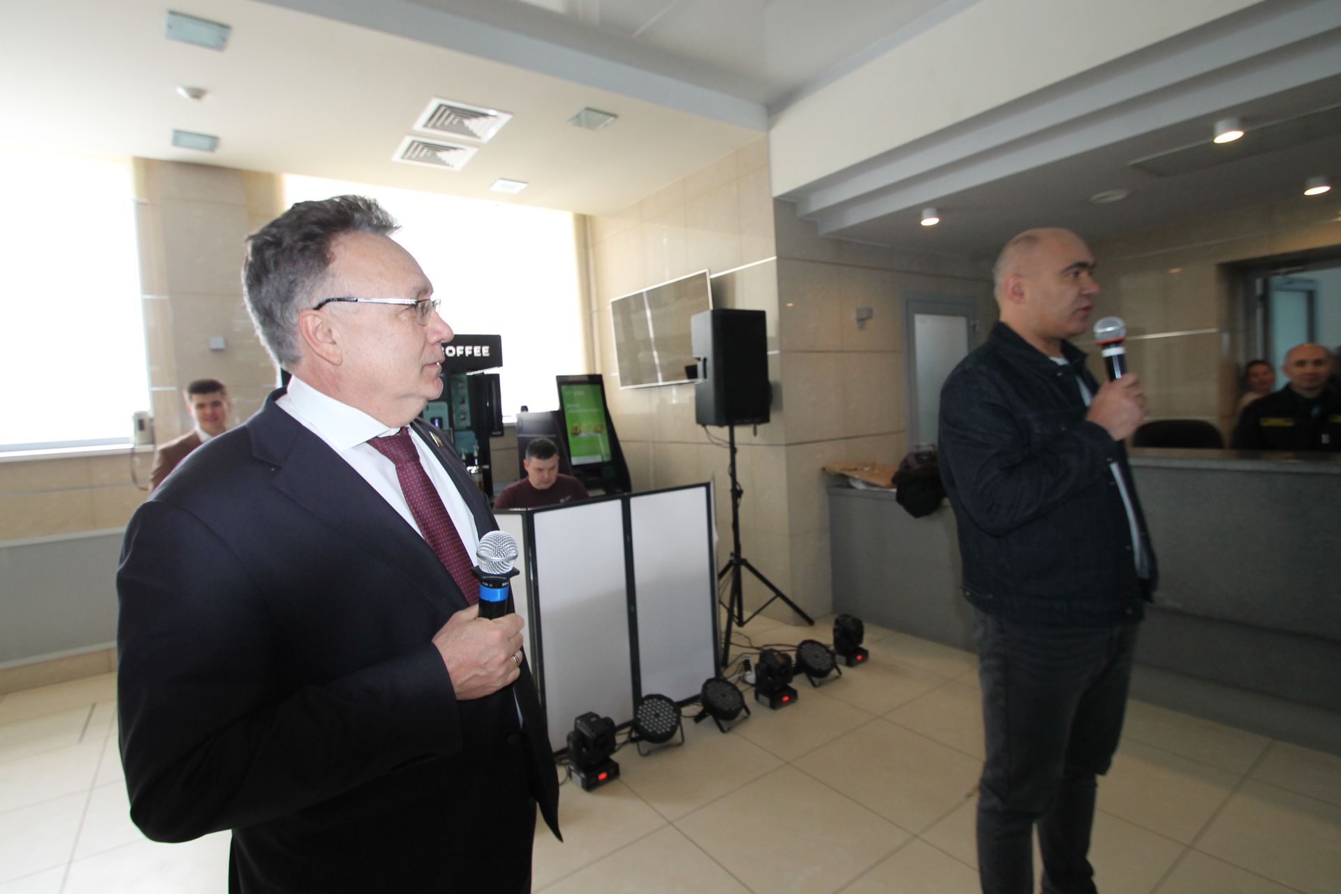 «Татмедиа» АҖ ир-егетләре гүзәл затларны 8 март белән котлады.