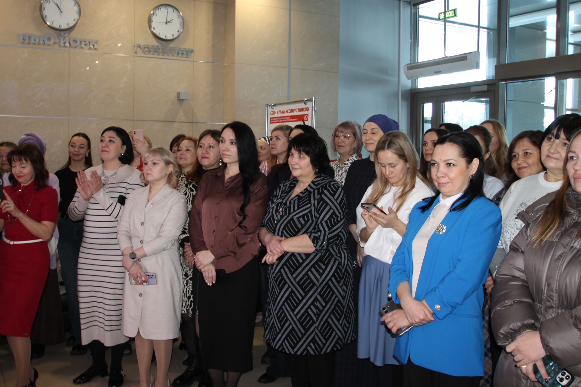 «Татмедиа» АҖ ир-егетләре гүзәл затларны 8 март белән котлады.