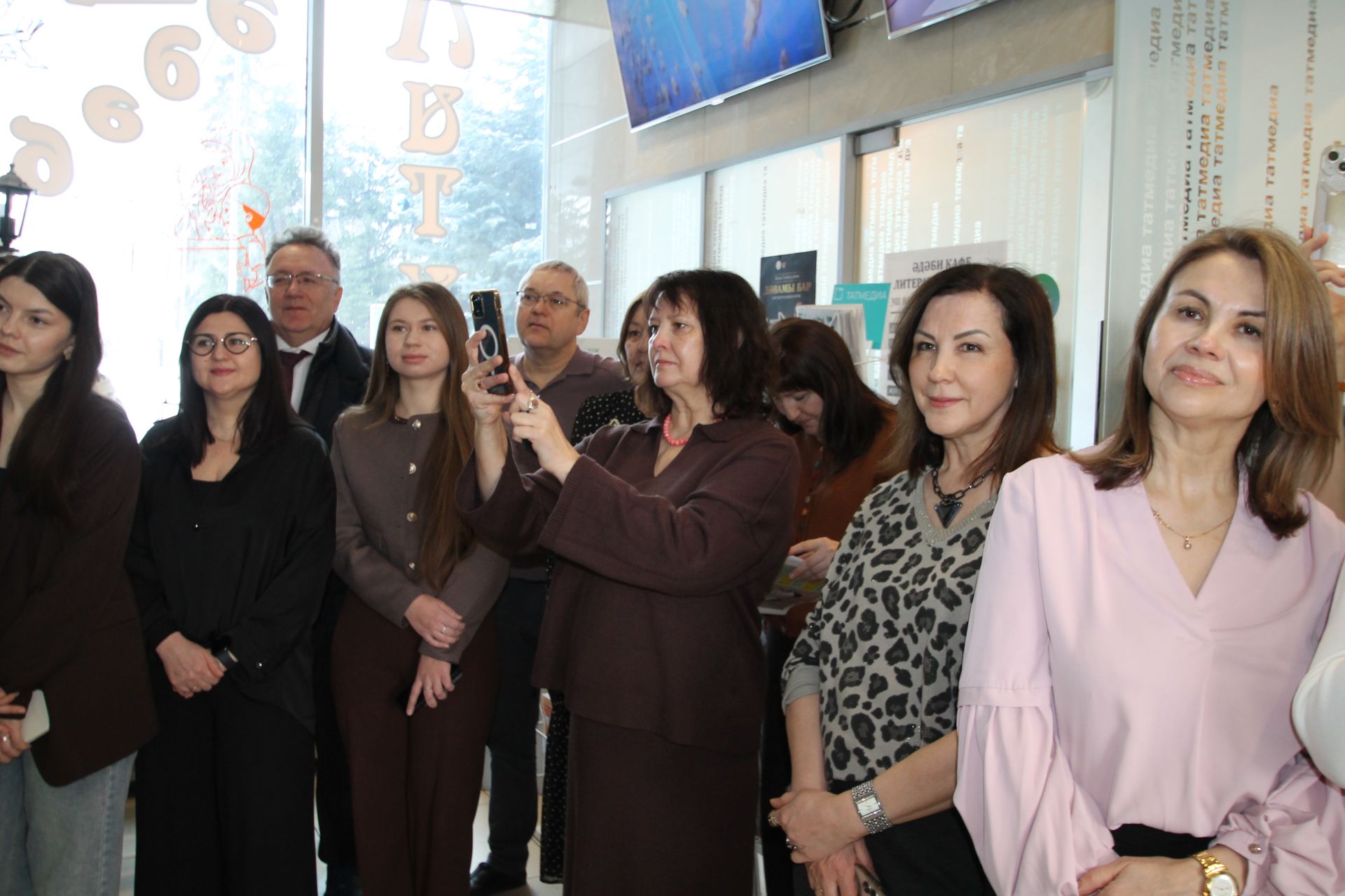 «Татмедиа» АҖ ир-егетләре гүзәл затларны 8 март белән котлады.