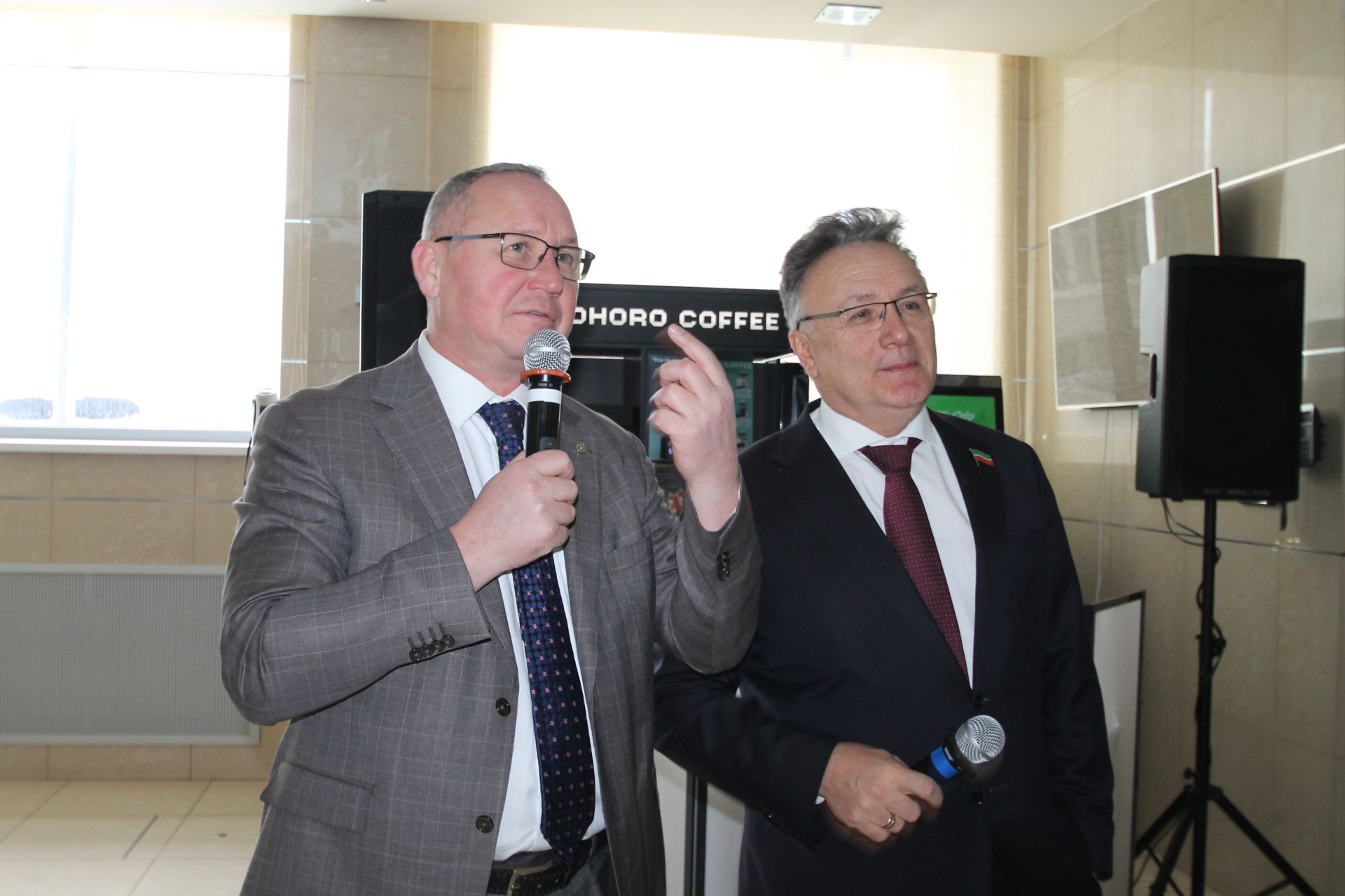 «Татмедиа» АҖ ир-егетләре гүзәл затларны 8 март белән котлады.