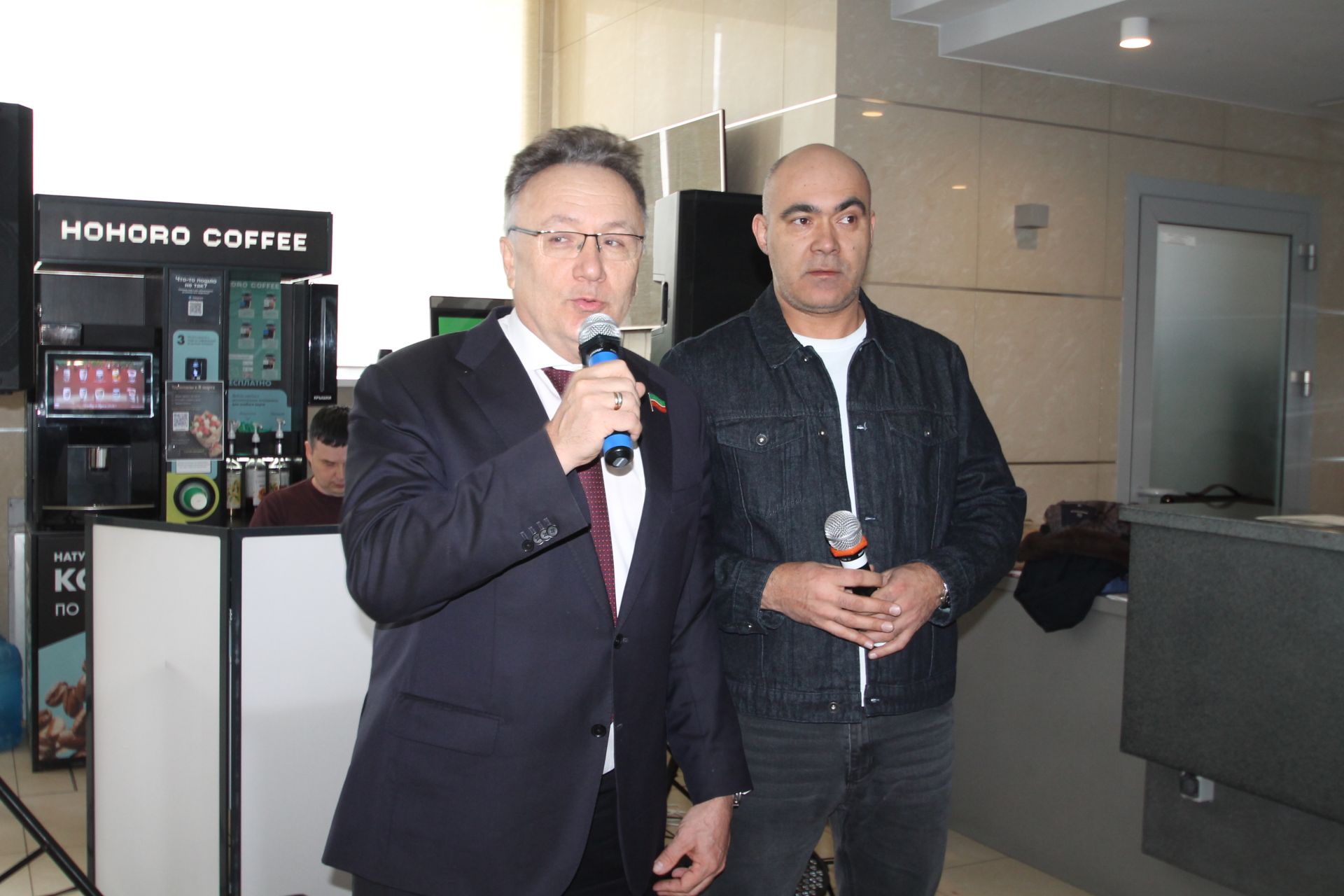 «Татмедиа» АҖ ир-егетләре гүзәл затларны 8 март белән котлады.