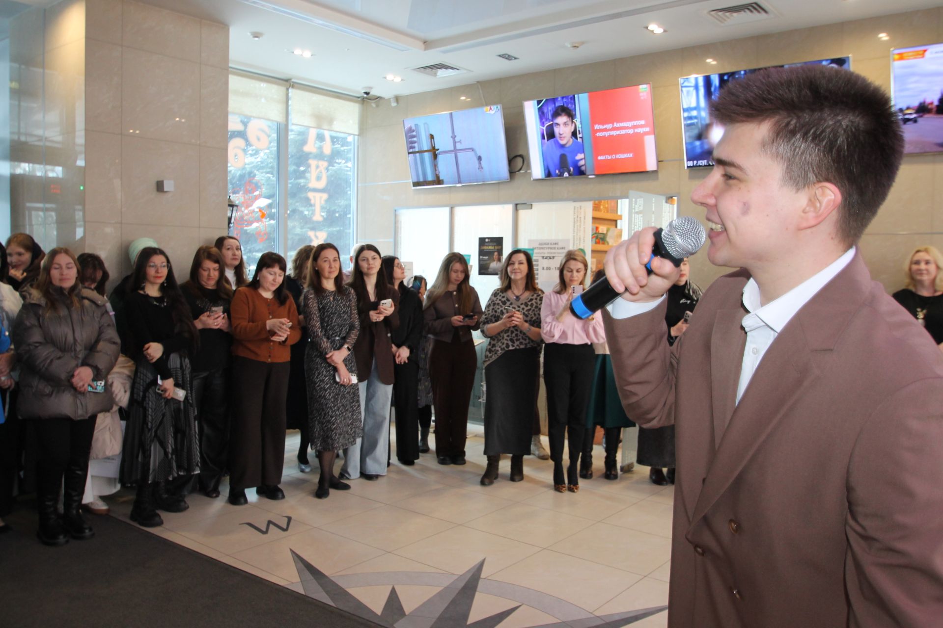 «Татмедиа» АҖ ир-егетләре гүзәл затларны 8 март белән котлады.