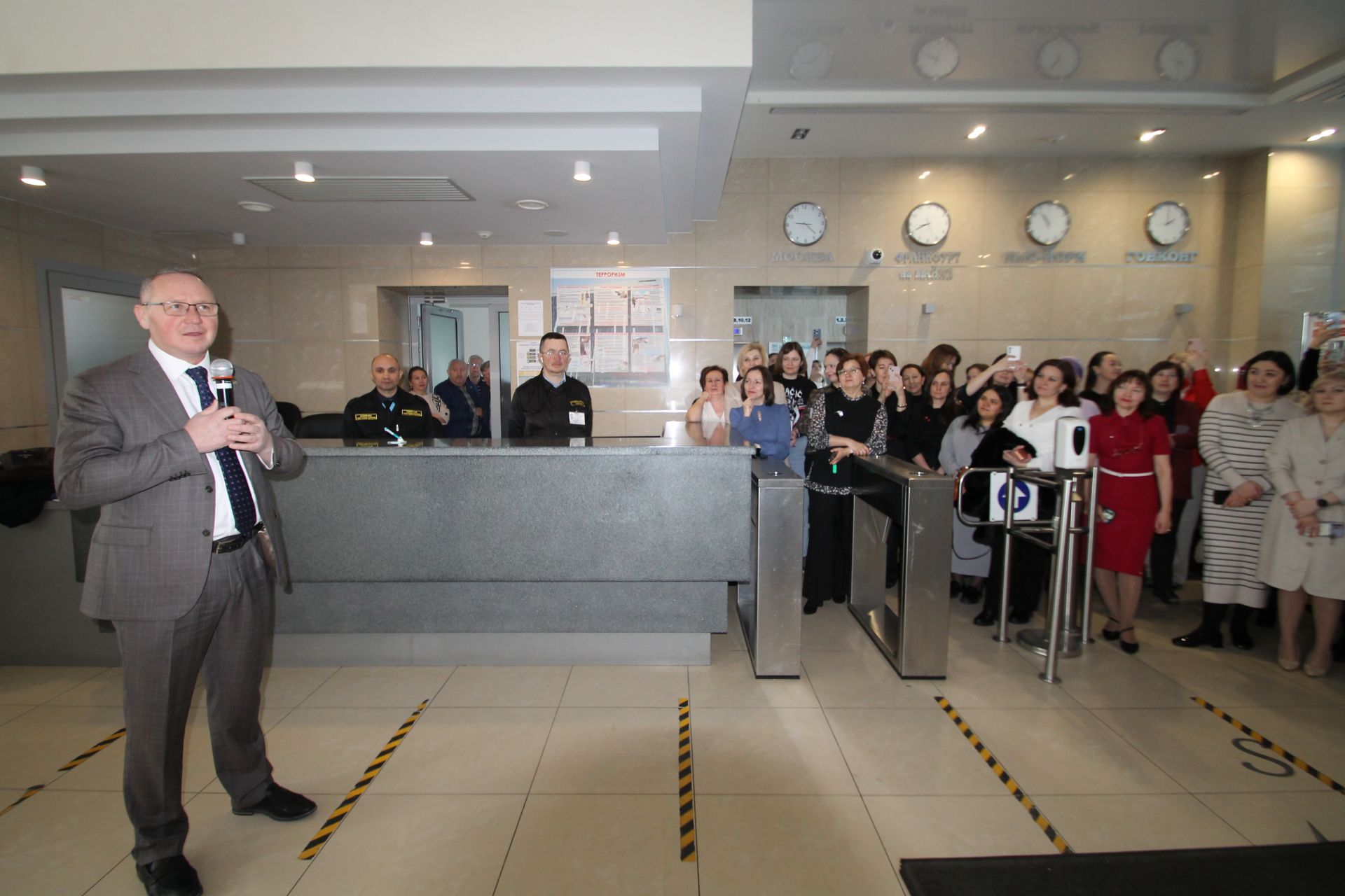 «Татмедиа» АҖ ир-егетләре гүзәл затларны 8 март белән котлады.