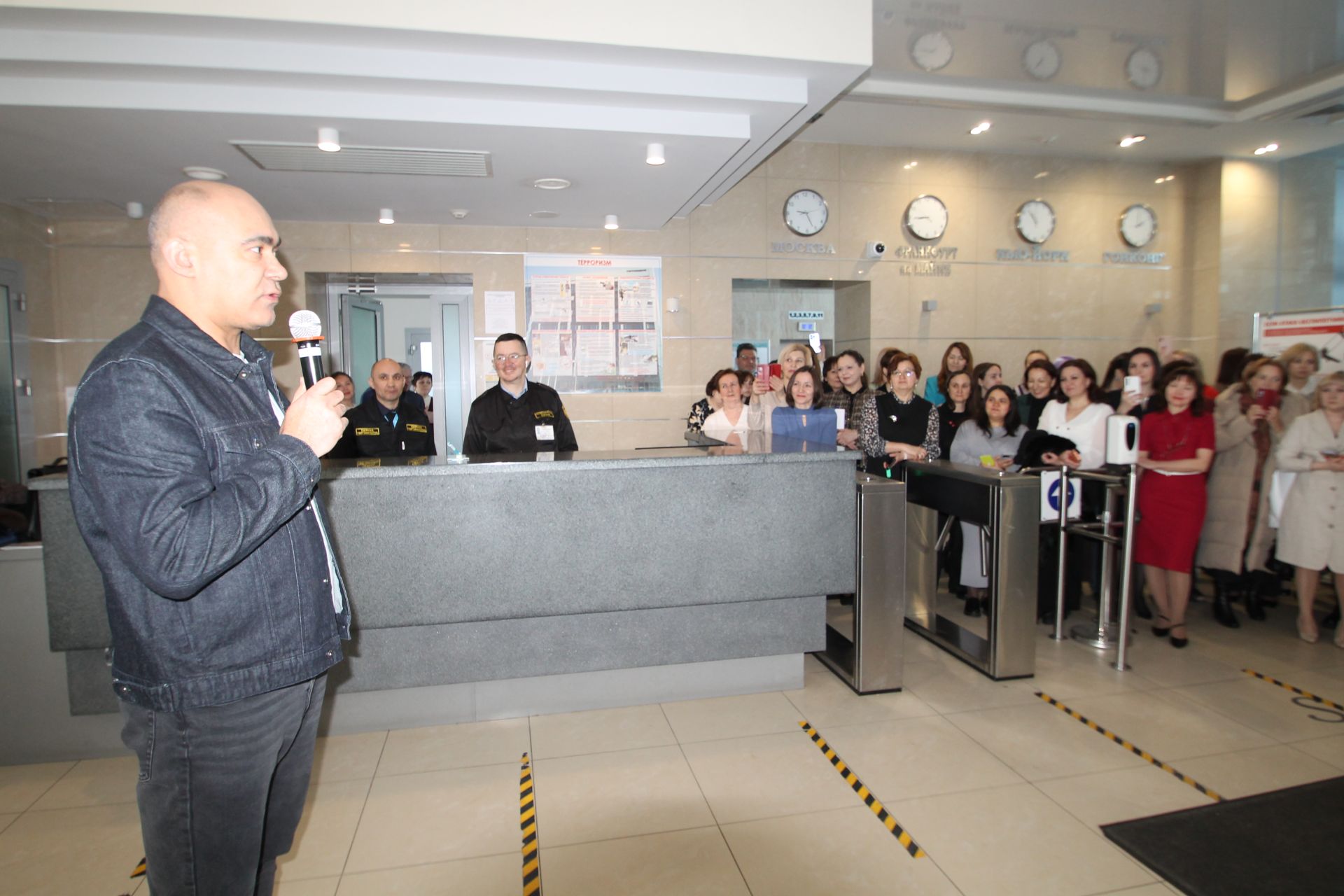 «Татмедиа» АҖ ир-егетләре гүзәл затларны 8 март белән котлады.