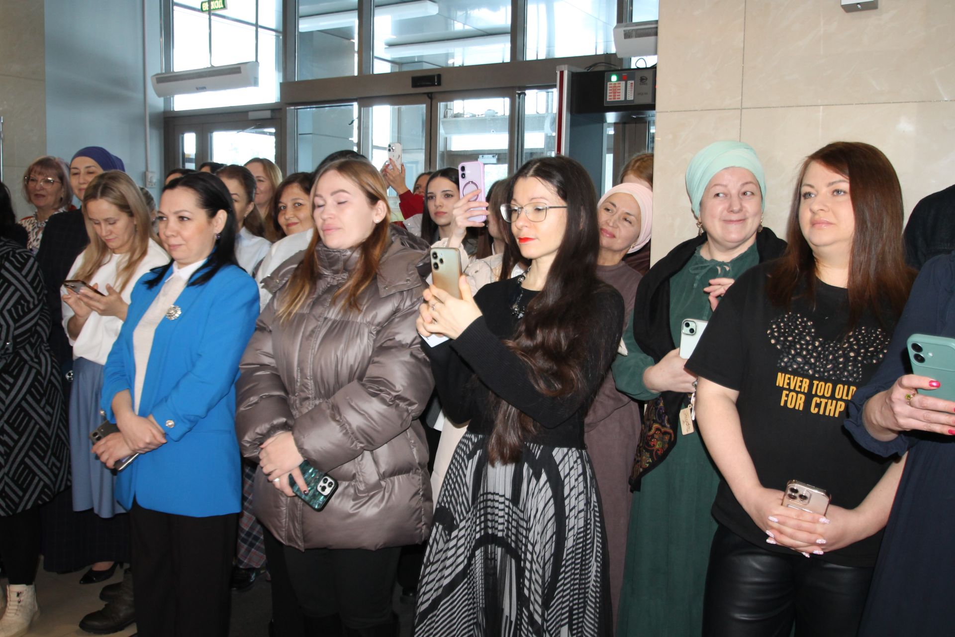 «Татмедиа» АҖ ир-егетләре гүзәл затларны 8 март белән котлады.