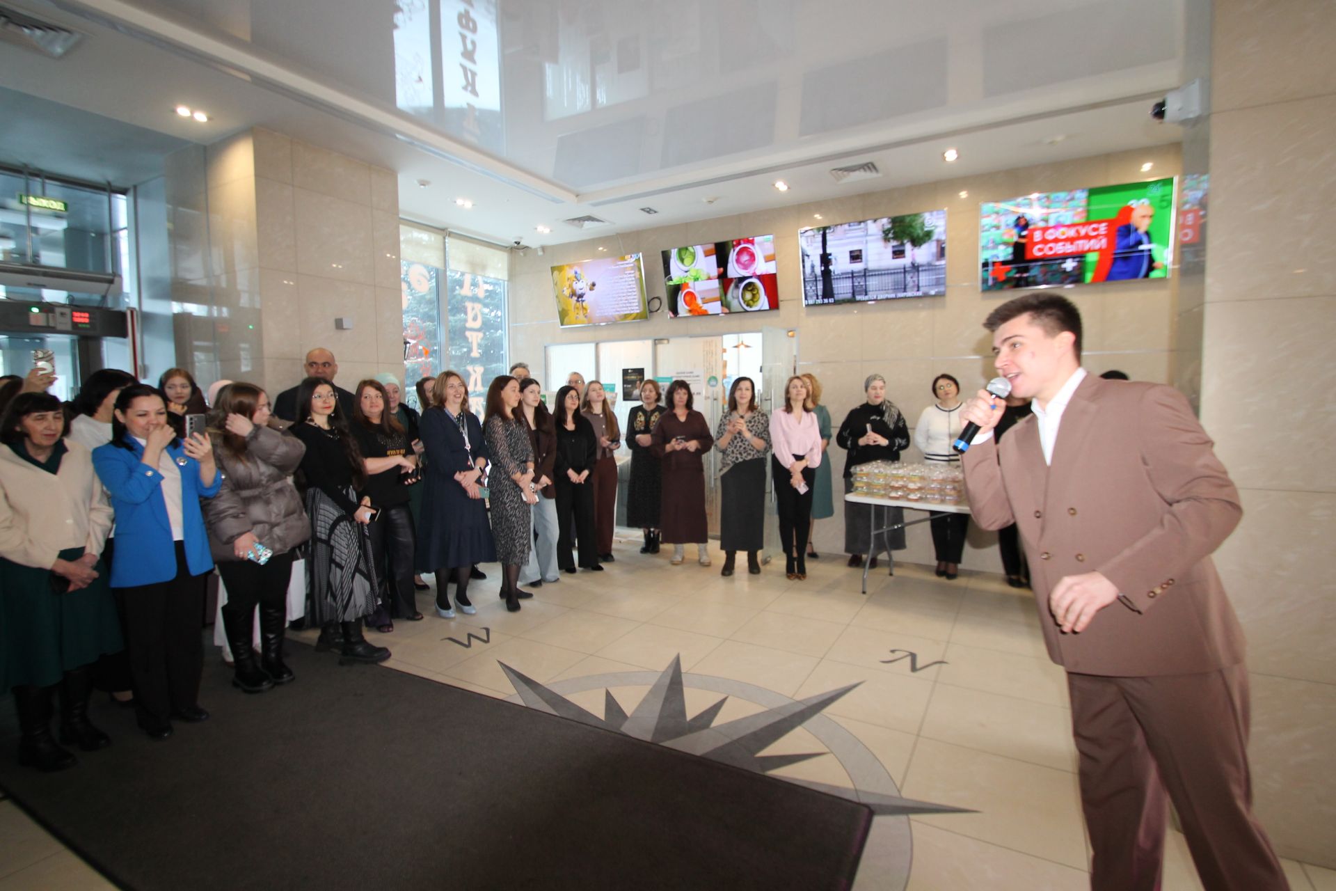 «Татмедиа» АҖ ир-егетләре гүзәл затларны 8 март белән котлады.