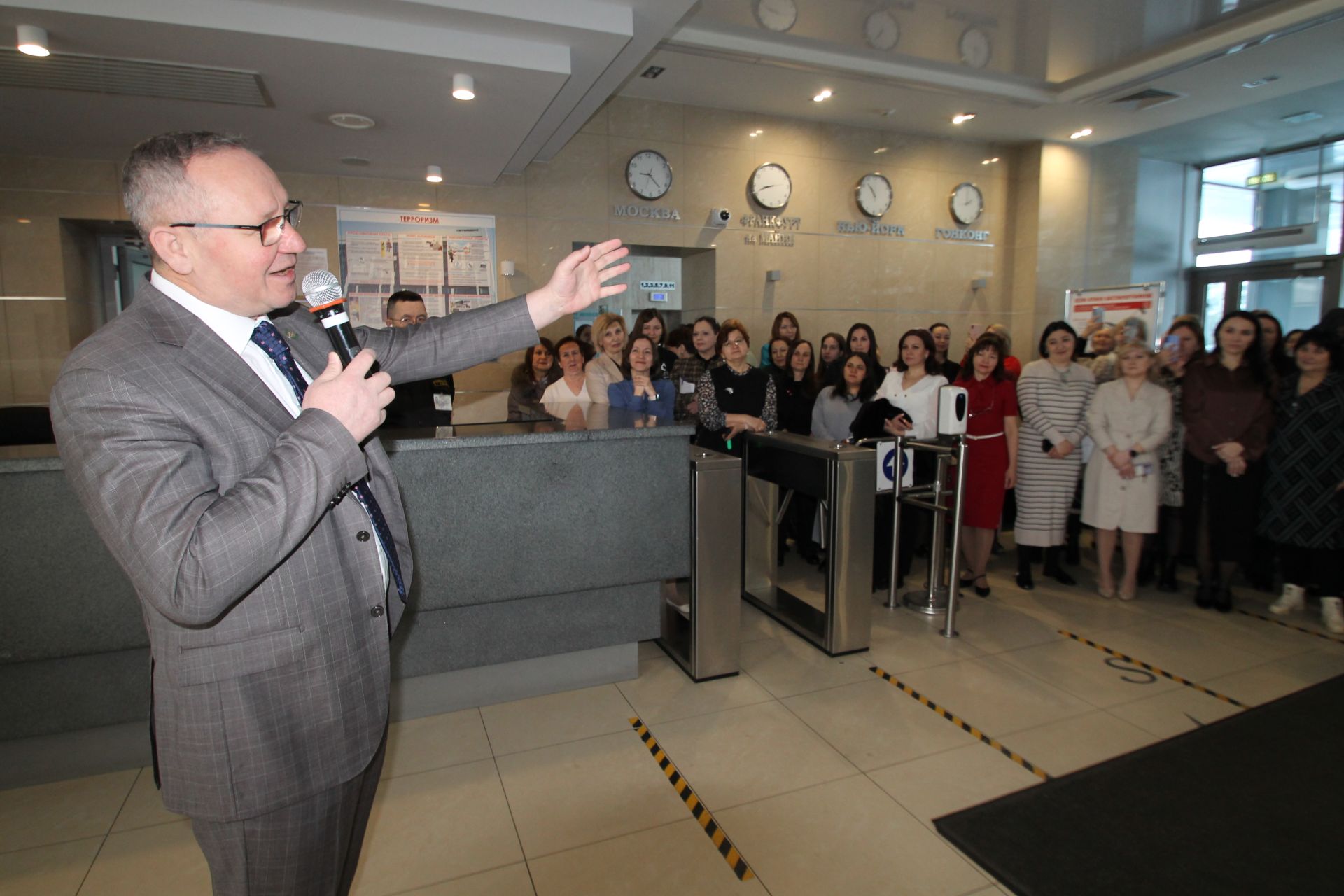 «Татмедиа» АҖ ир-егетләре гүзәл затларны 8 март белән котлады.