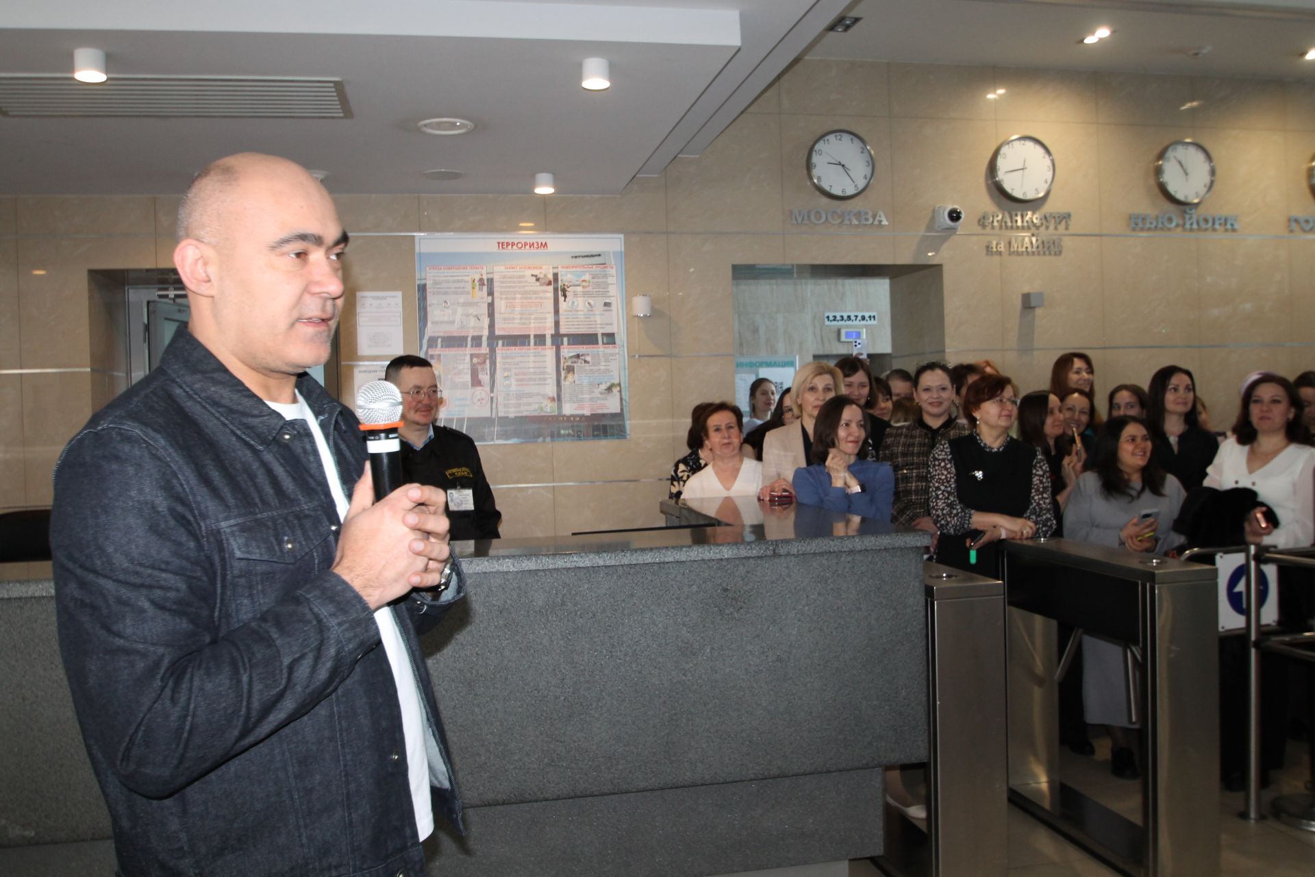 «Татмедиа» АҖ ир-егетләре гүзәл затларны 8 март белән котлады.