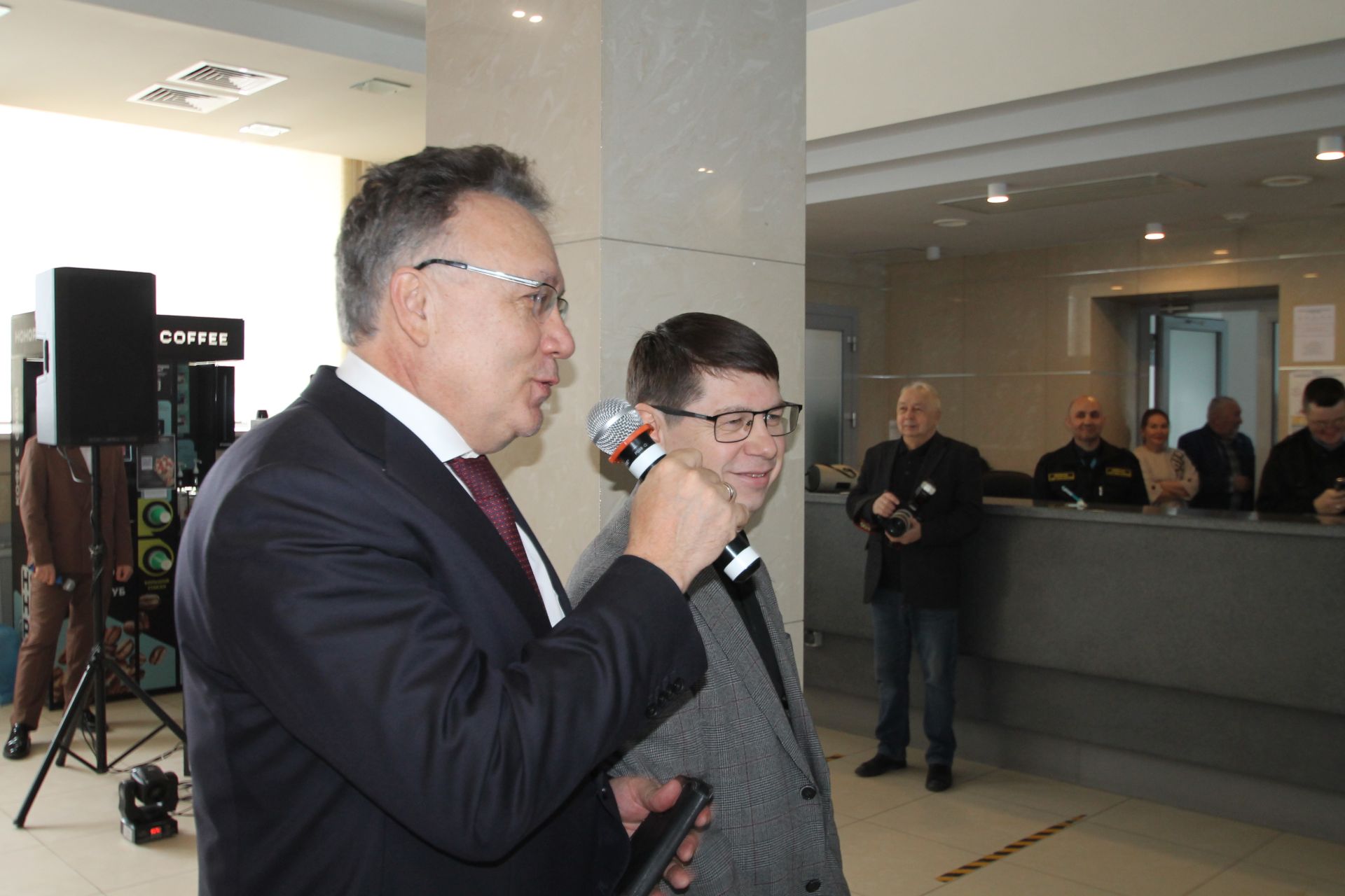 «Татмедиа» АҖ ир-егетләре гүзәл затларны 8 март белән котлады.