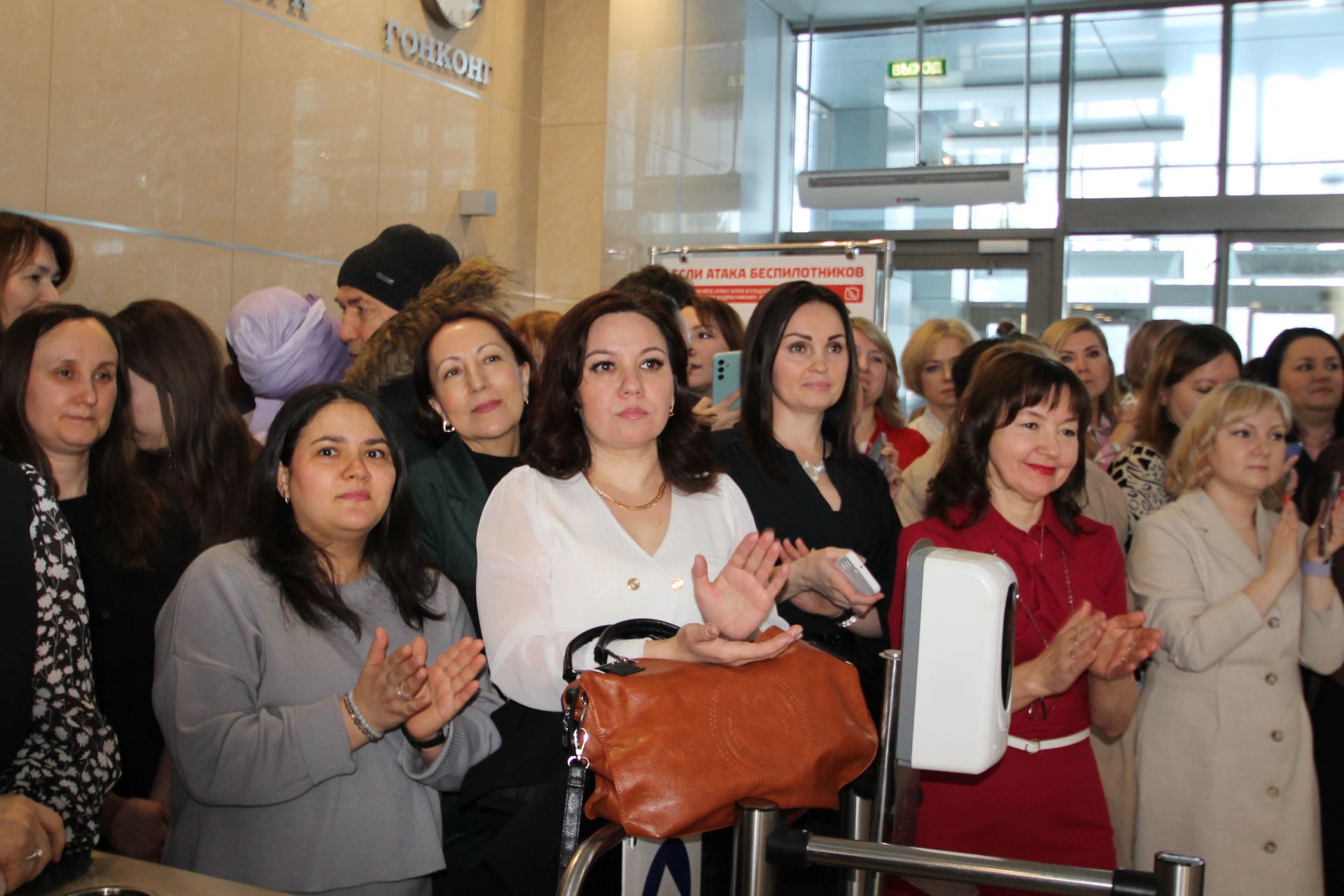 «Татмедиа» АҖ ир-егетләре гүзәл затларны 8 март белән котлады.