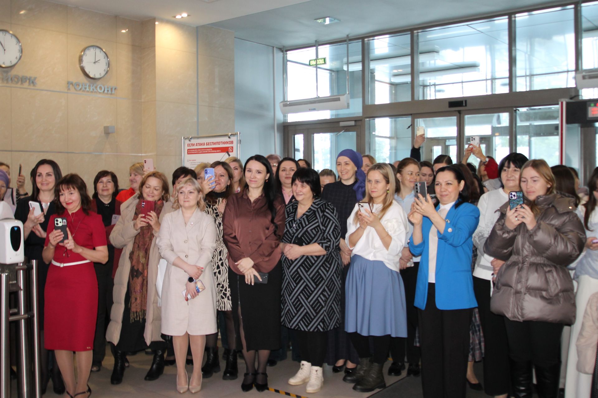 «Татмедиа» АҖ ир-егетләре гүзәл затларны 8 март белән котлады.