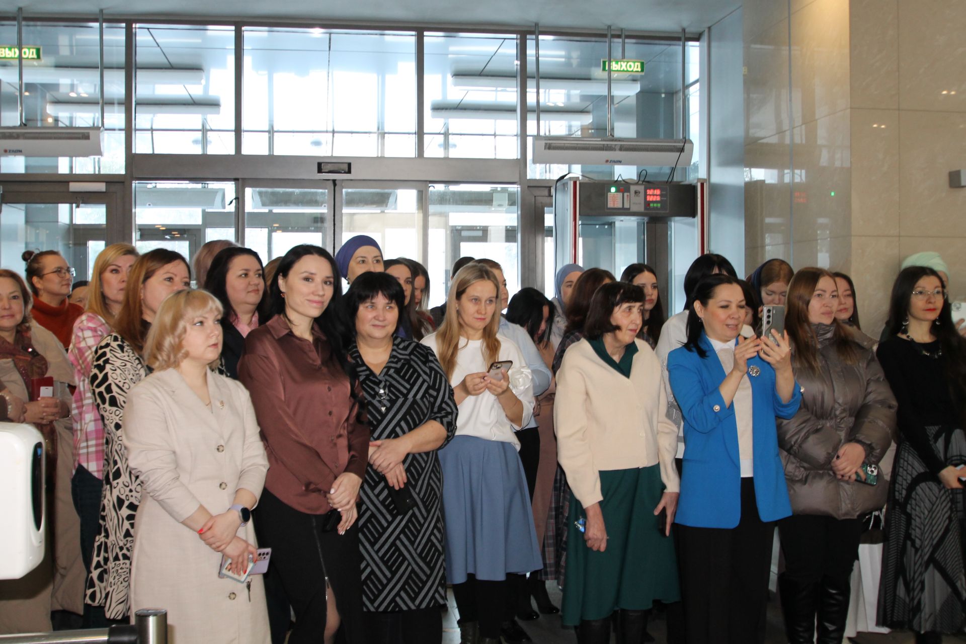 «Татмедиа» АҖ ир-егетләре гүзәл затларны 8 март белән котлады.