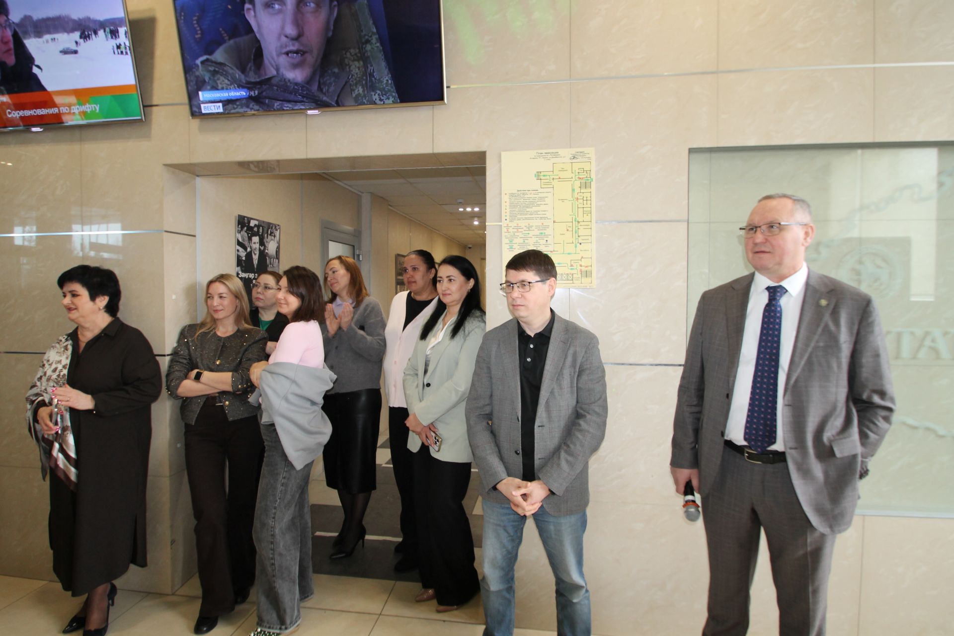 «Татмедиа» АҖ ир-егетләре гүзәл затларны 8 март белән котлады.