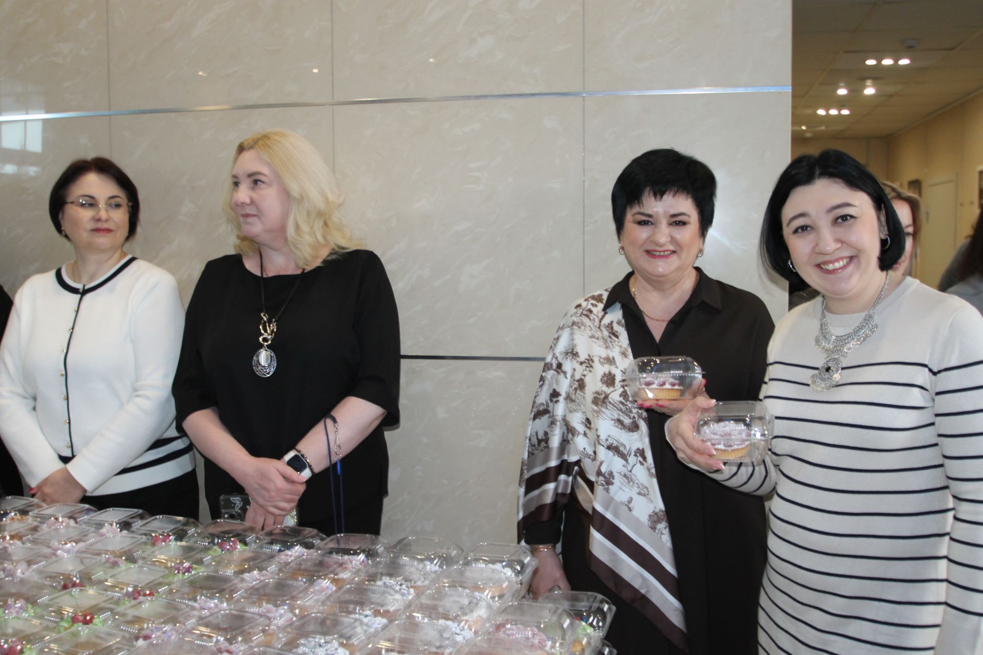 «Татмедиа» АҖ ир-егетләре гүзәл затларны 8 март белән котлады.