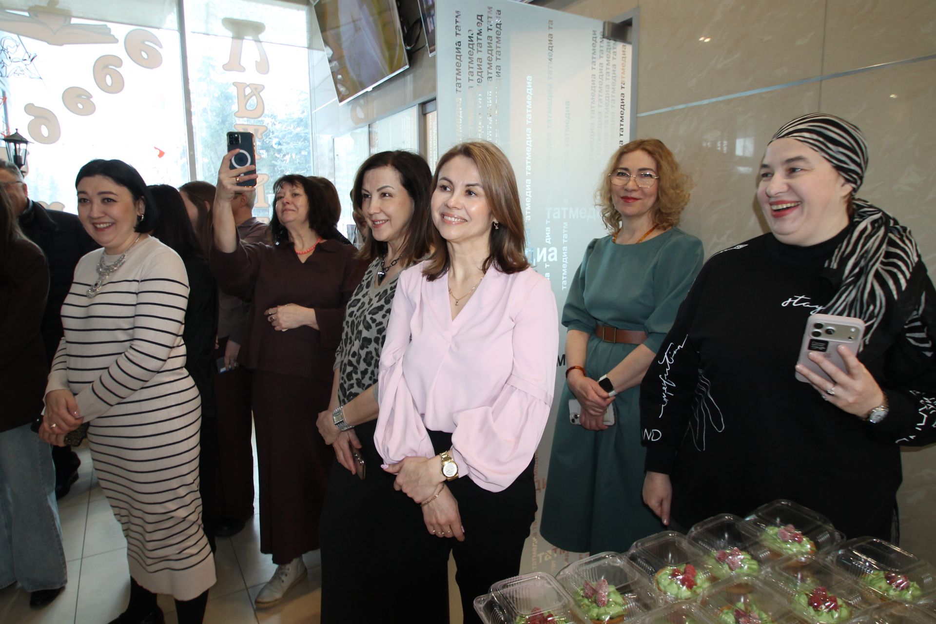 «Татмедиа» АҖ ир-егетләре гүзәл затларны 8 март белән котлады.