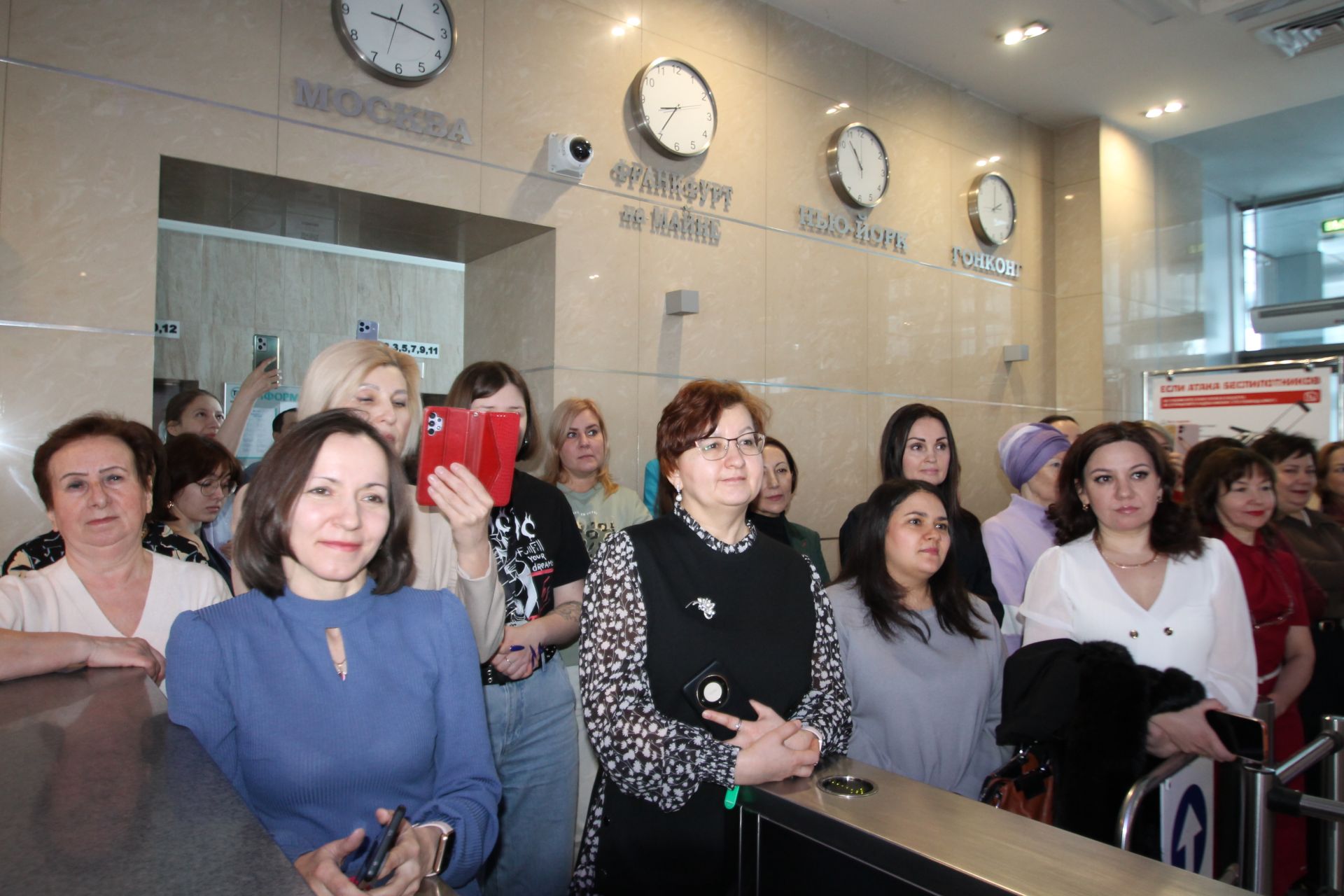 «Татмедиа» АҖ ир-егетләре гүзәл затларны 8 март белән котлады.