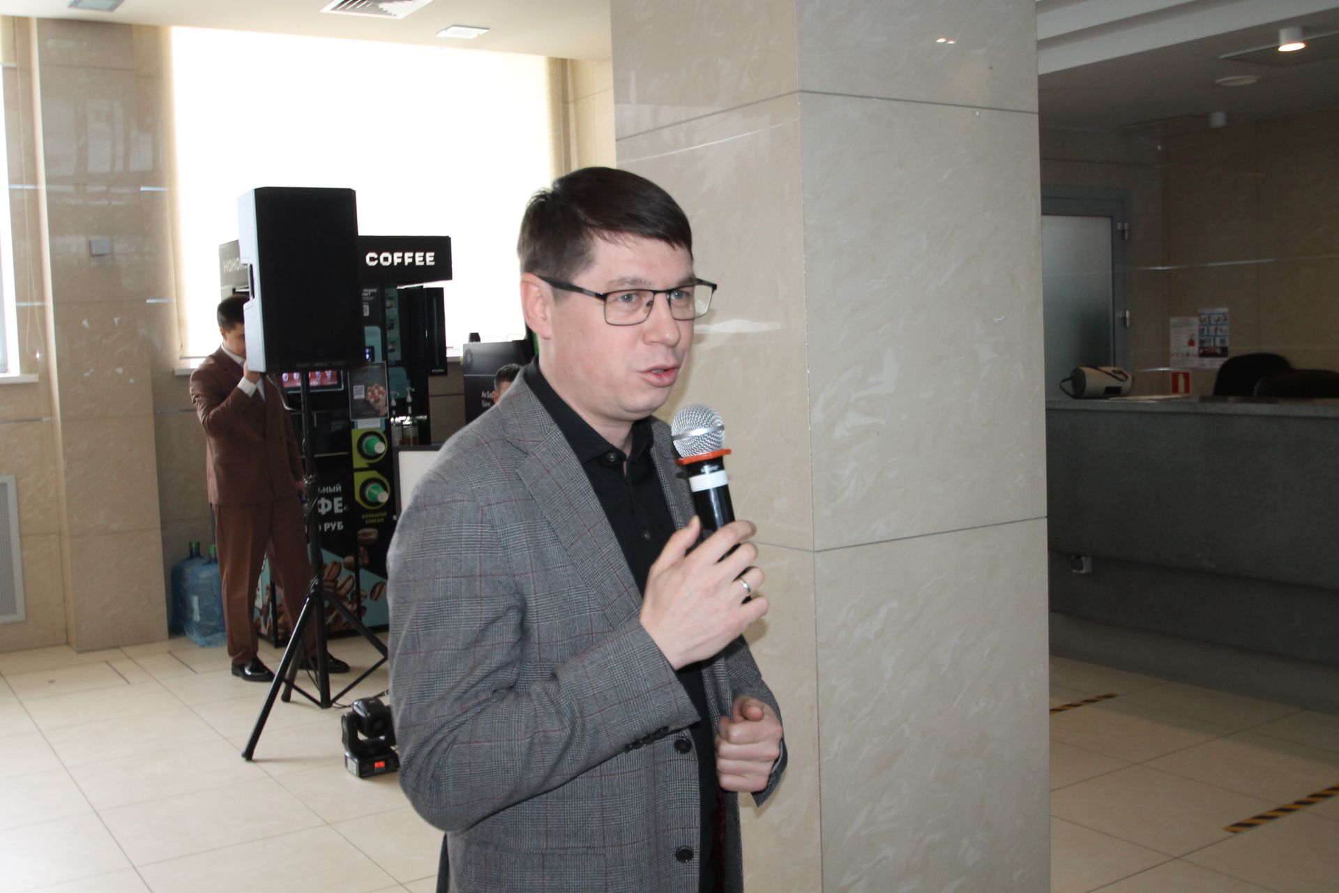 «Татмедиа» АҖ ир-егетләре гүзәл затларны 8 март белән котлады.