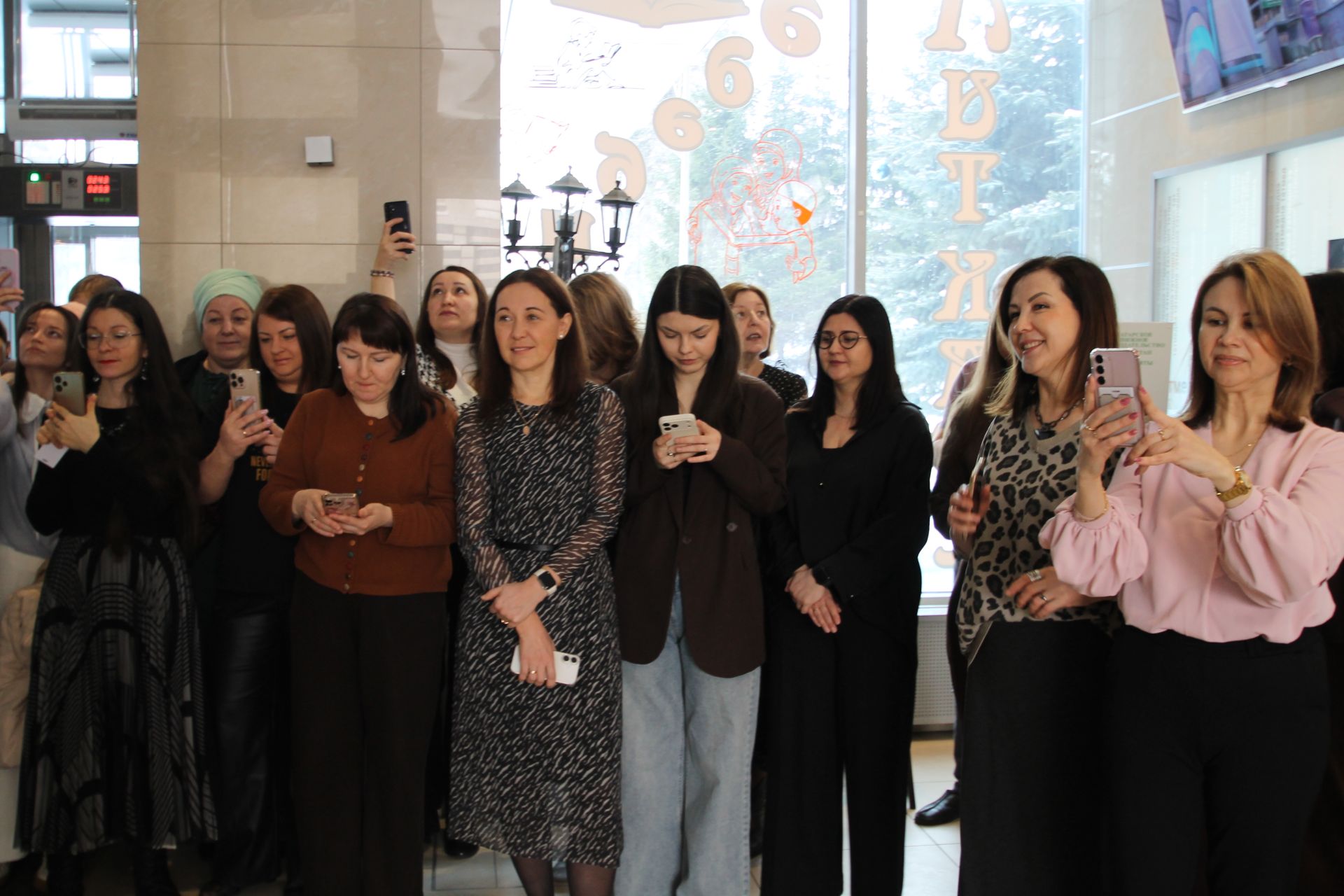 «Татмедиа» АҖ ир-егетләре гүзәл затларны 8 март белән котлады.