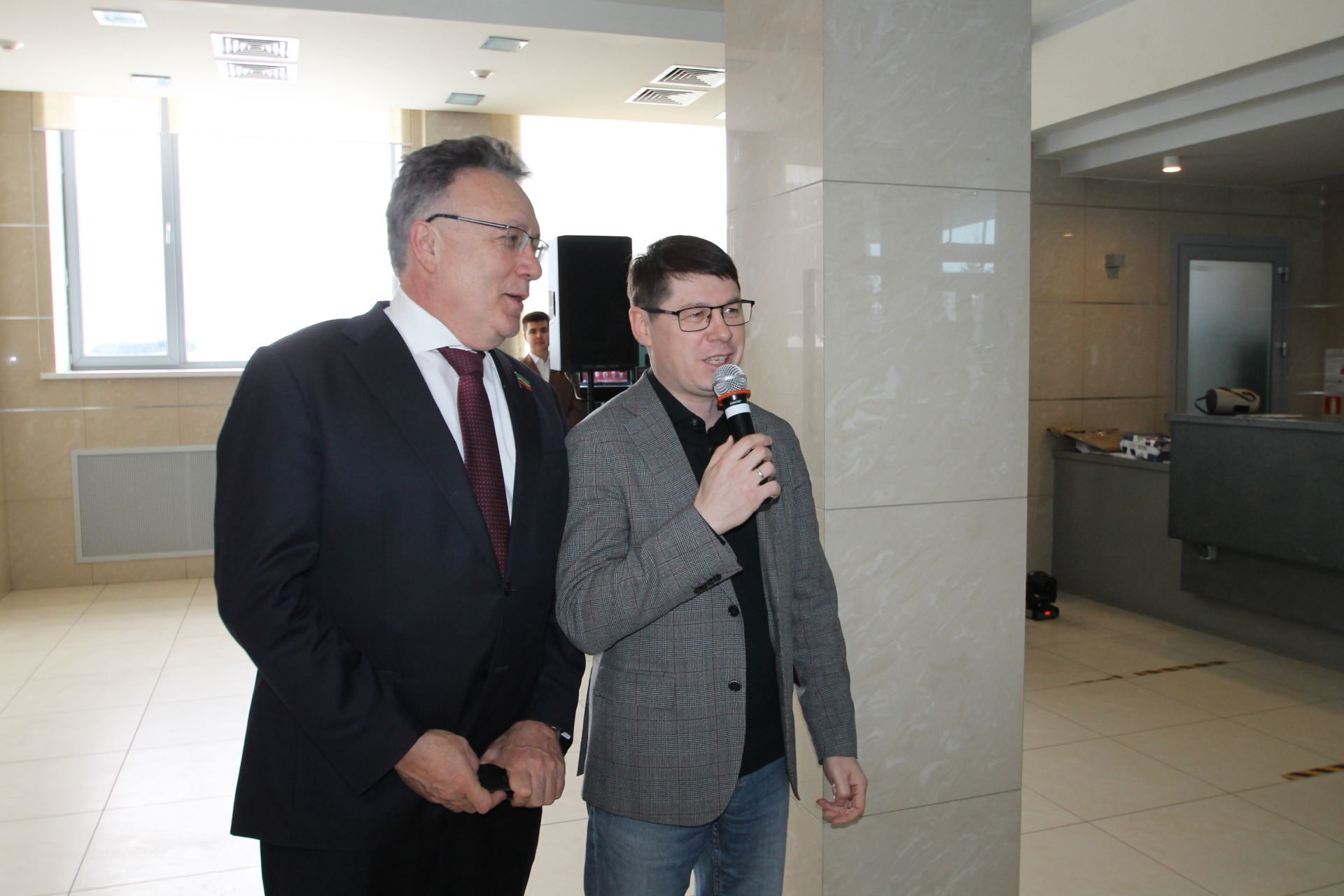 «Татмедиа» АҖ ир-егетләре гүзәл затларны 8 март белән котлады.