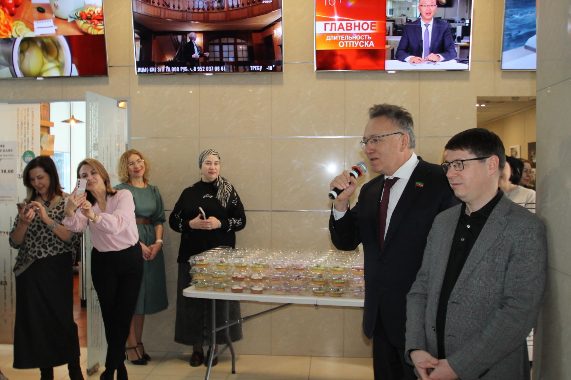 «Татмедиа» АҖ ир-егетләре гүзәл затларны 8 март белән котлады.