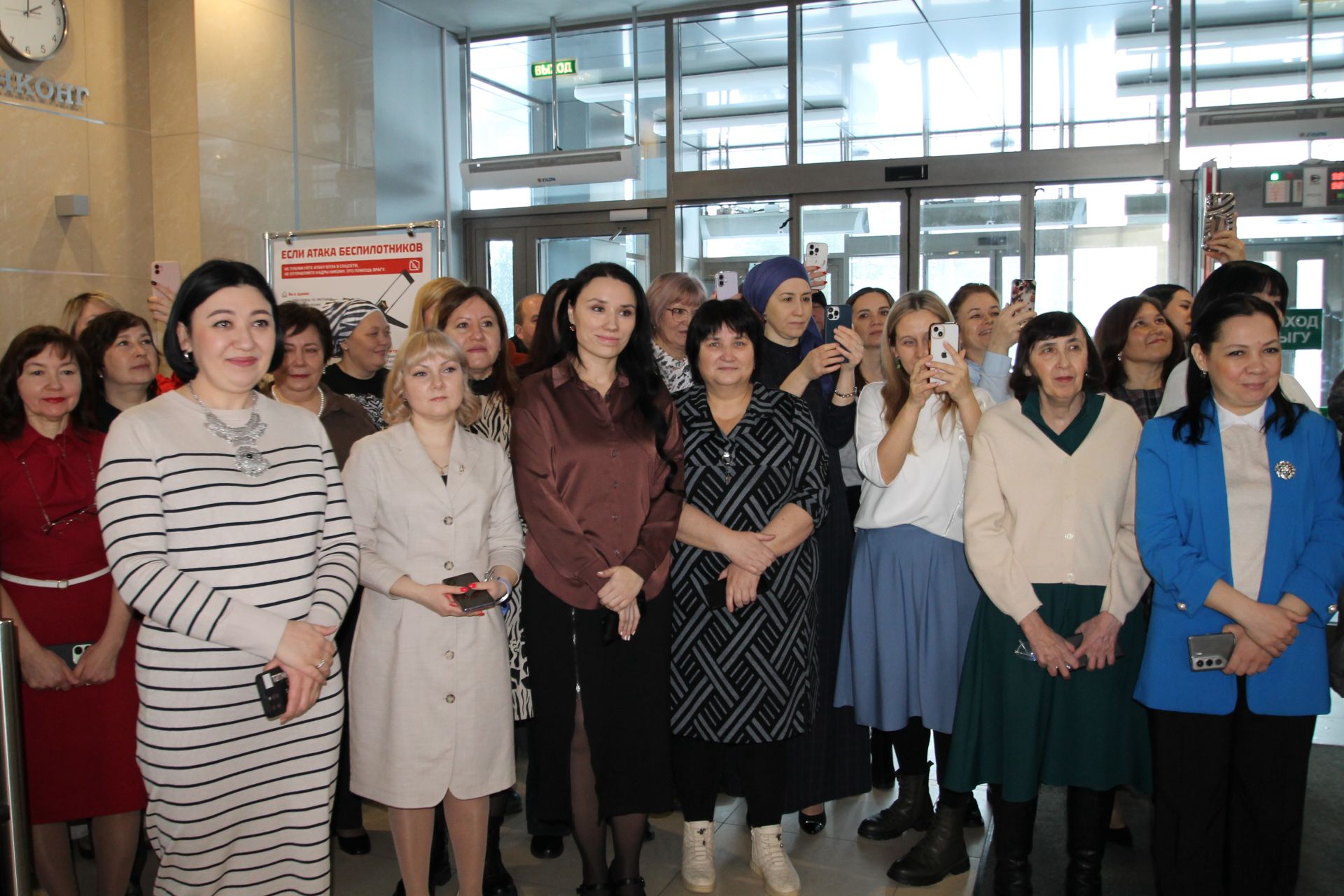 «Татмедиа» АҖ ир-егетләре гүзәл затларны 8 март белән котлады.