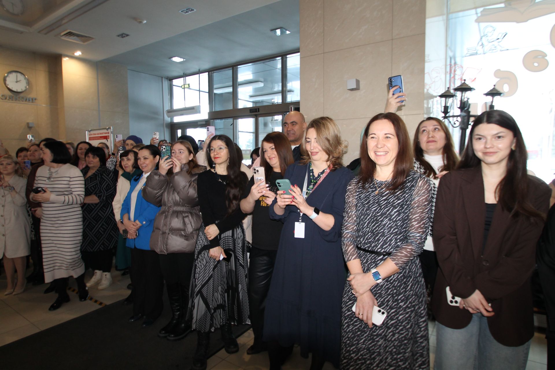 «Татмедиа» АҖ ир-егетләре гүзәл затларны 8 март белән котлады.