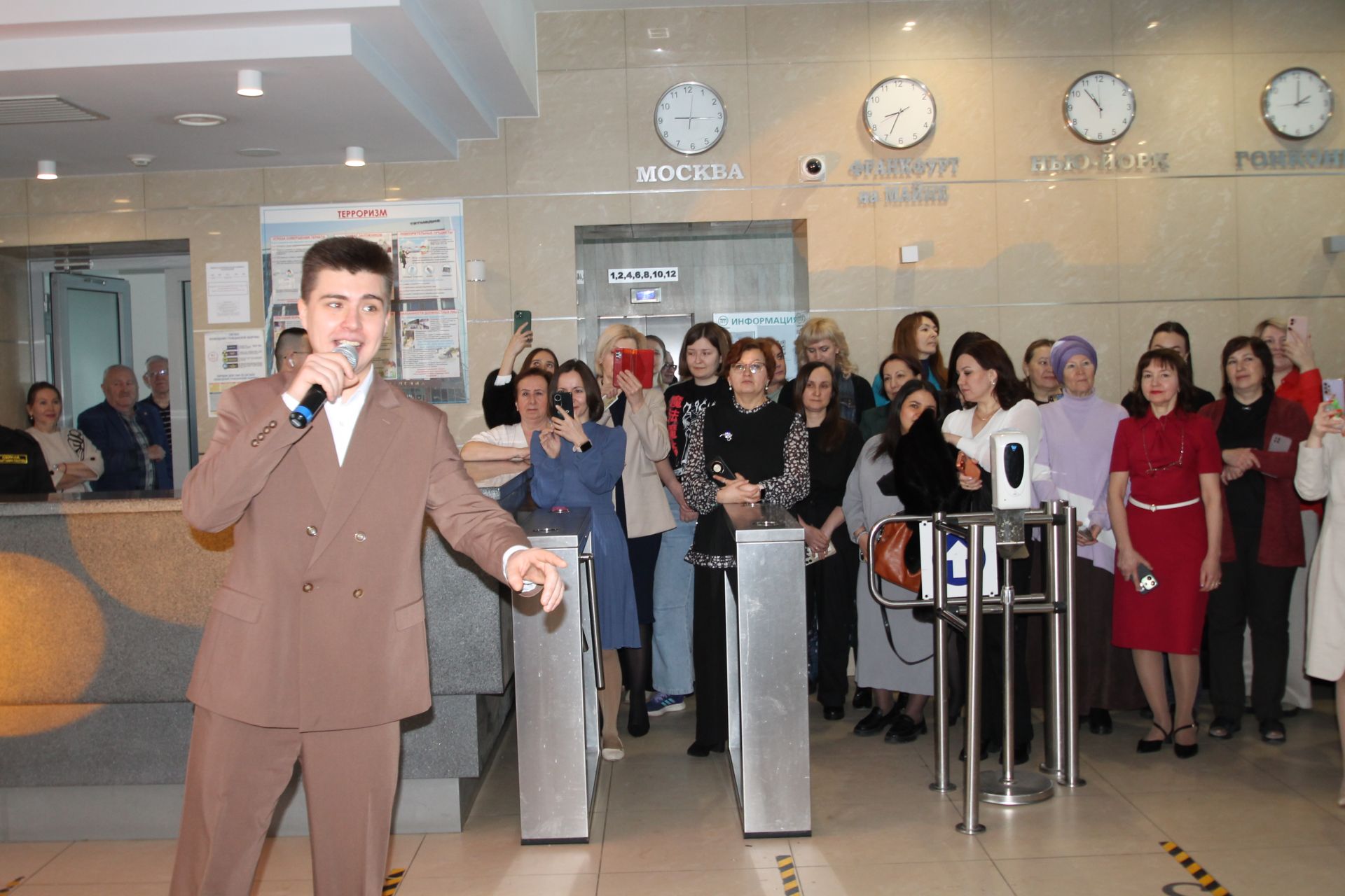 «Татмедиа» АҖ ир-егетләре гүзәл затларны 8 март белән котлады.