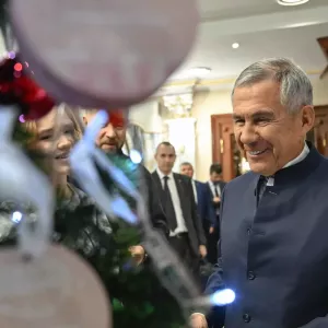 Рөстәм Миңнеханов «Теләкләр чыршысы» хәйрия акциясендә катнашты