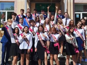 Чыгарылыш кичәләре: әти-әниләр елый – күңеле тулып һәм акчаларын кызганып....