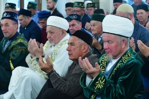 Рөстәм Миңнеханов Кукмара районының Мәчкәрә авылында торгызылган мәчеттә бәйрәм намазында катнашты