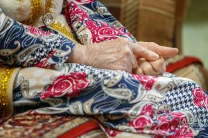 Кызын тәрәзәдән күзен алмыйча көтте. Бу көтү кайчак елларга сузылды