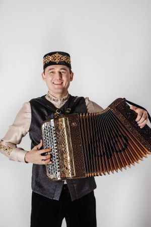 Рәзил Камалов ни өчен гастрольләрдән баш тарткан: «Кредиттан кредитка концерт куясы килми»