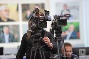 «Җир ярылса, ярыгына төшеп китәр идем»: журналистларны зур чараларда ничек каршы алалар?