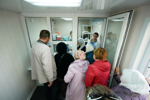«Кемнеңдер көненә бер тапкыр кайнар аш ашау да зур бәхет»: Казанда мохтаҗларга ярдәм итәләр