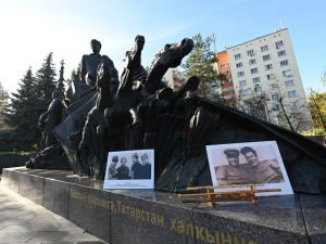 Казанда Мостай Кәрим һәйкәленә чәчәкләр салдылар