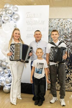 Төнге икедә юлга кузгалалар, иртәнге алтыда елмаеп сәхнәгә чыгалар