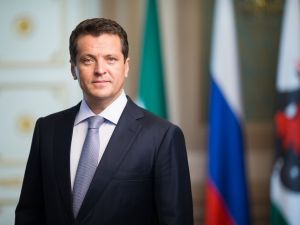«Сезнең һәр дәресегез бала хәтеренә уелып кала»: Илсур Метшин Казан укытучыларын котлады
